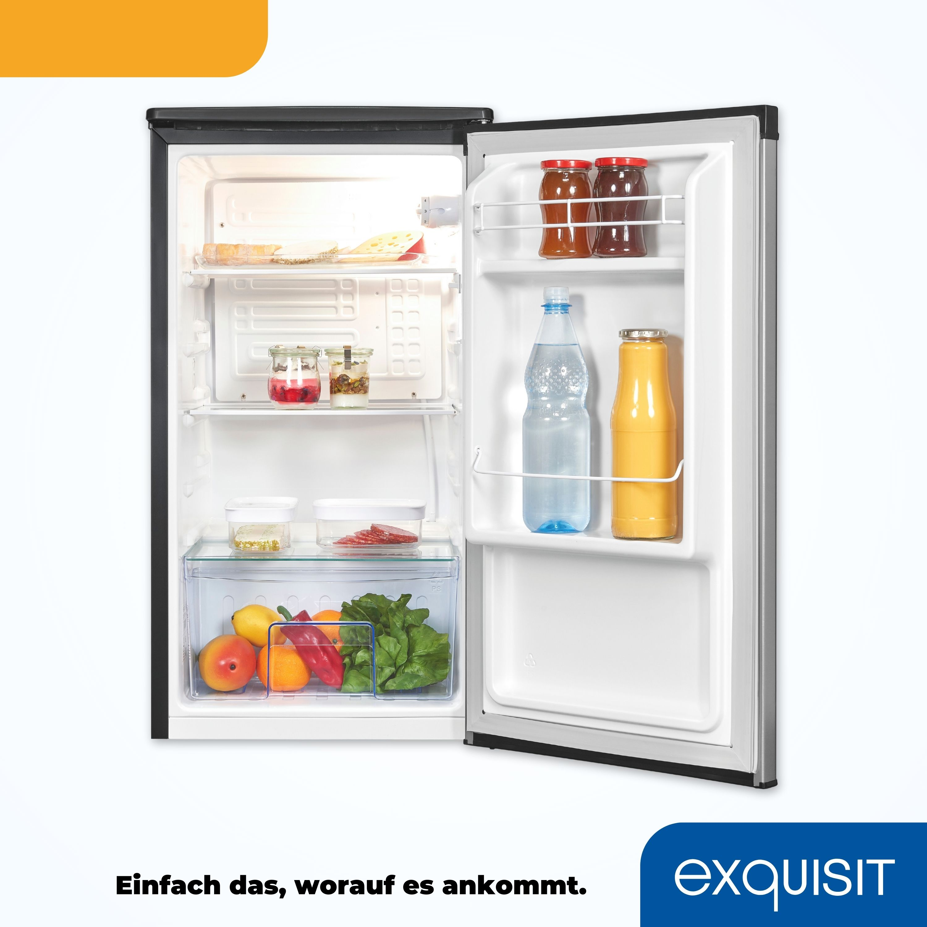Kühlschrank mit offener Tür, Lebensmittel. Der Markenname ist unten rechts.