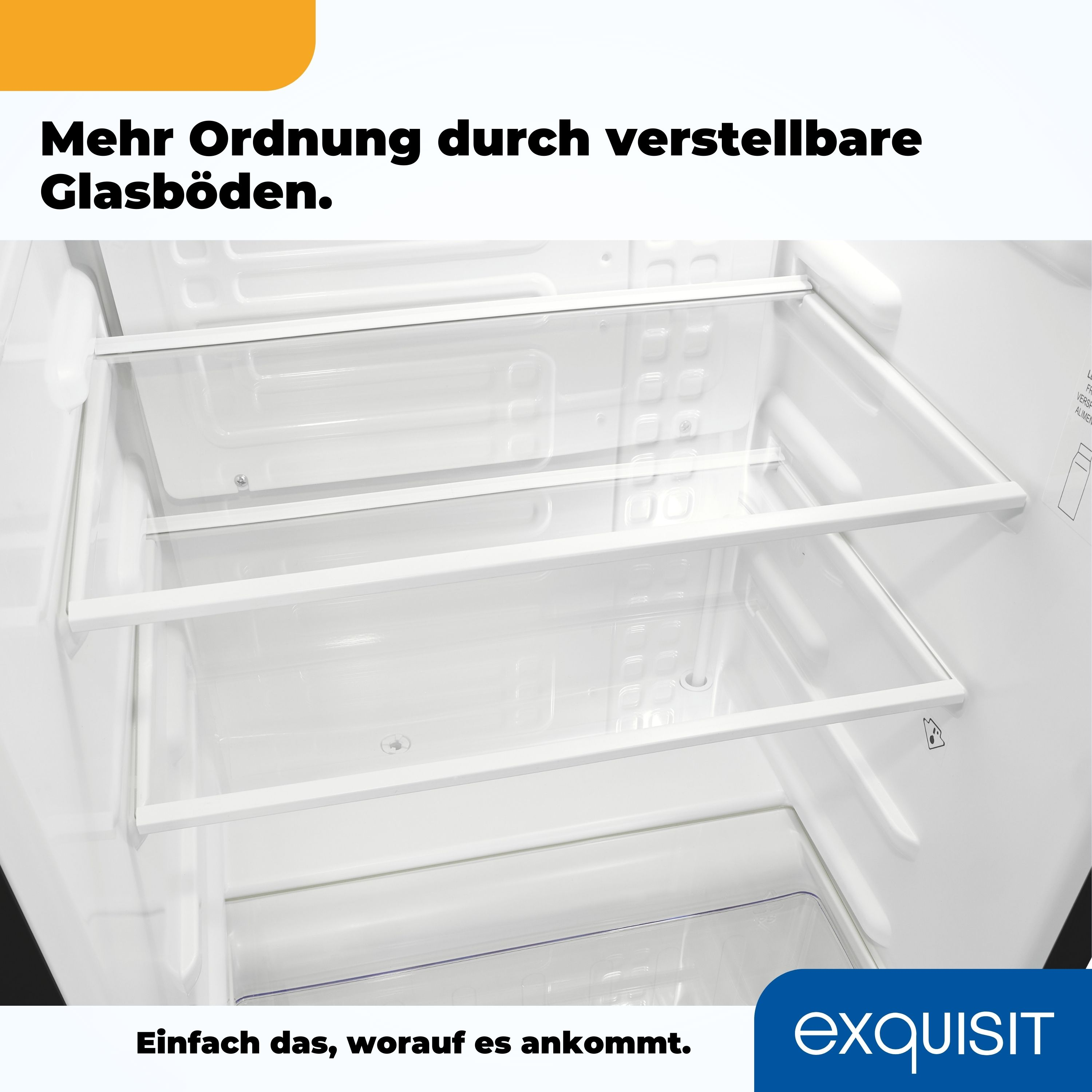 Inneres eines weißen Kühlschranks mit verstellbaren Glasböden.