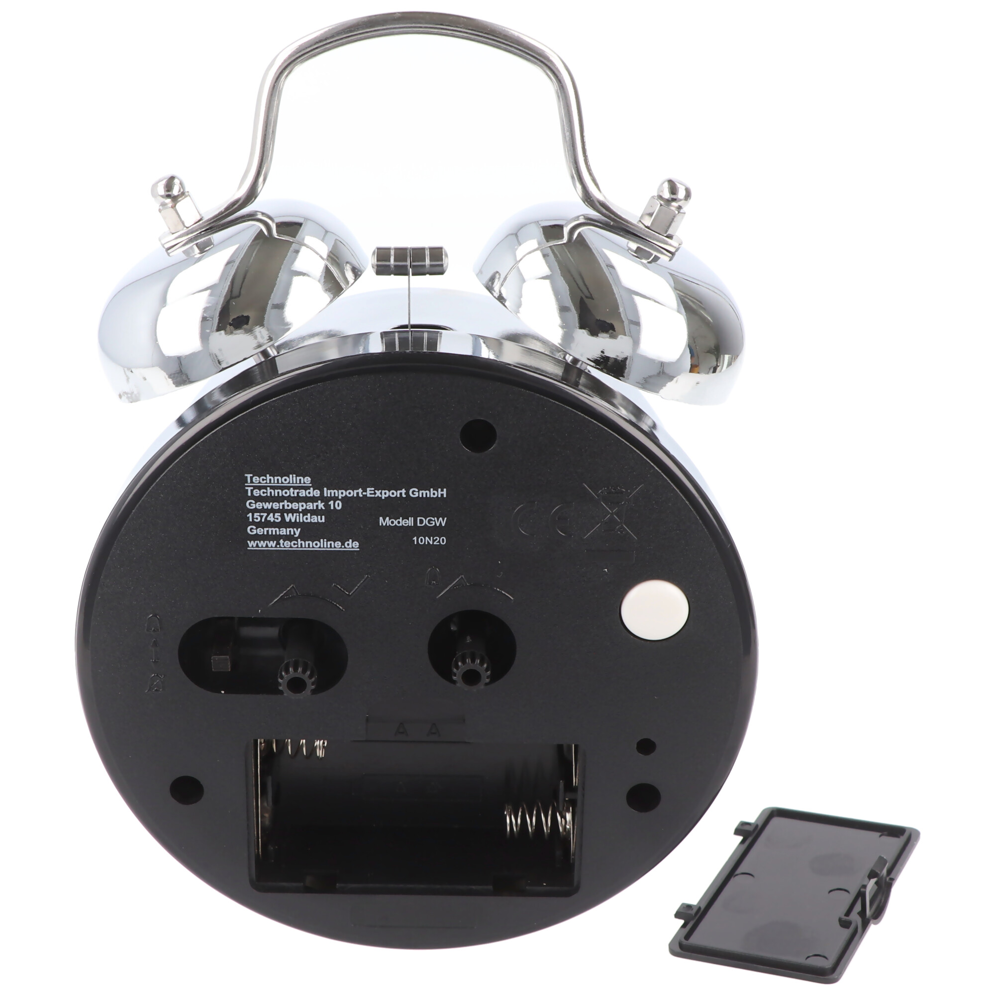 Błyszczący, chromowany budzik, z czarną podstawą i otwartym schowkiem na baterie.