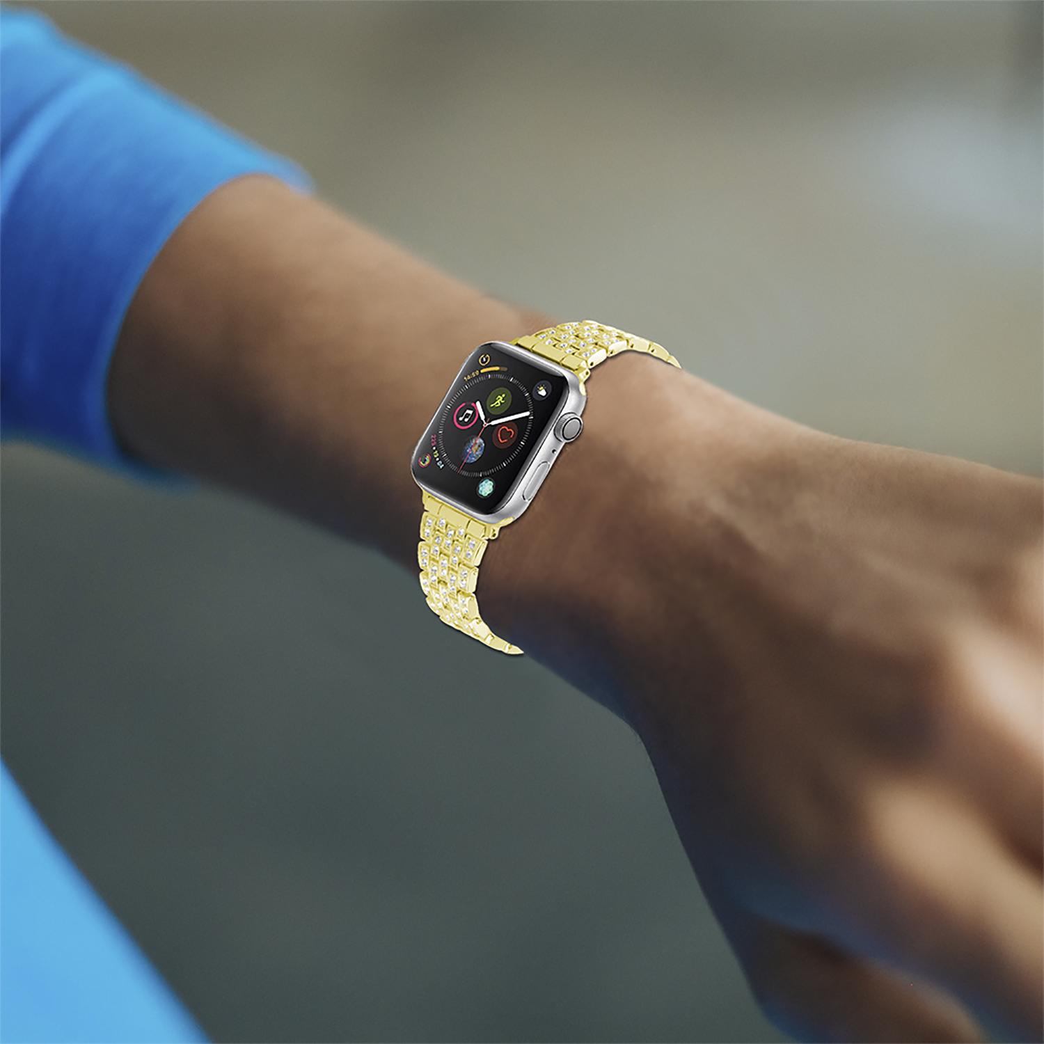 Polso con Apple Watch, cinturino dorato.