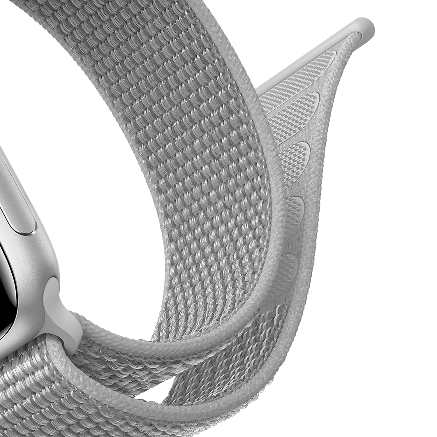 Primo piano di un cinturino Apple Watch grigio chiaro, tessuto strutturato, curvo. Sfondo bianco.