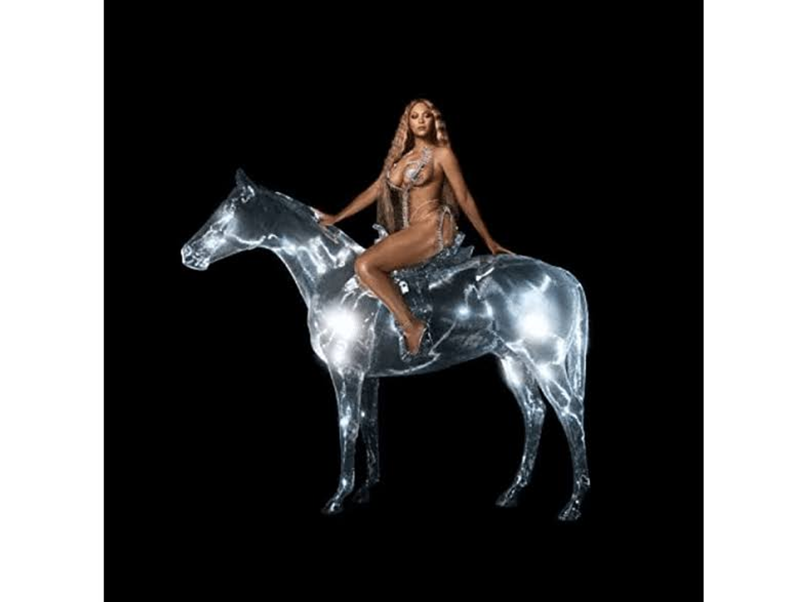 Mujer rubia montando un caballo transparente sobre fondo negro, vestida con un atuendo plateado.