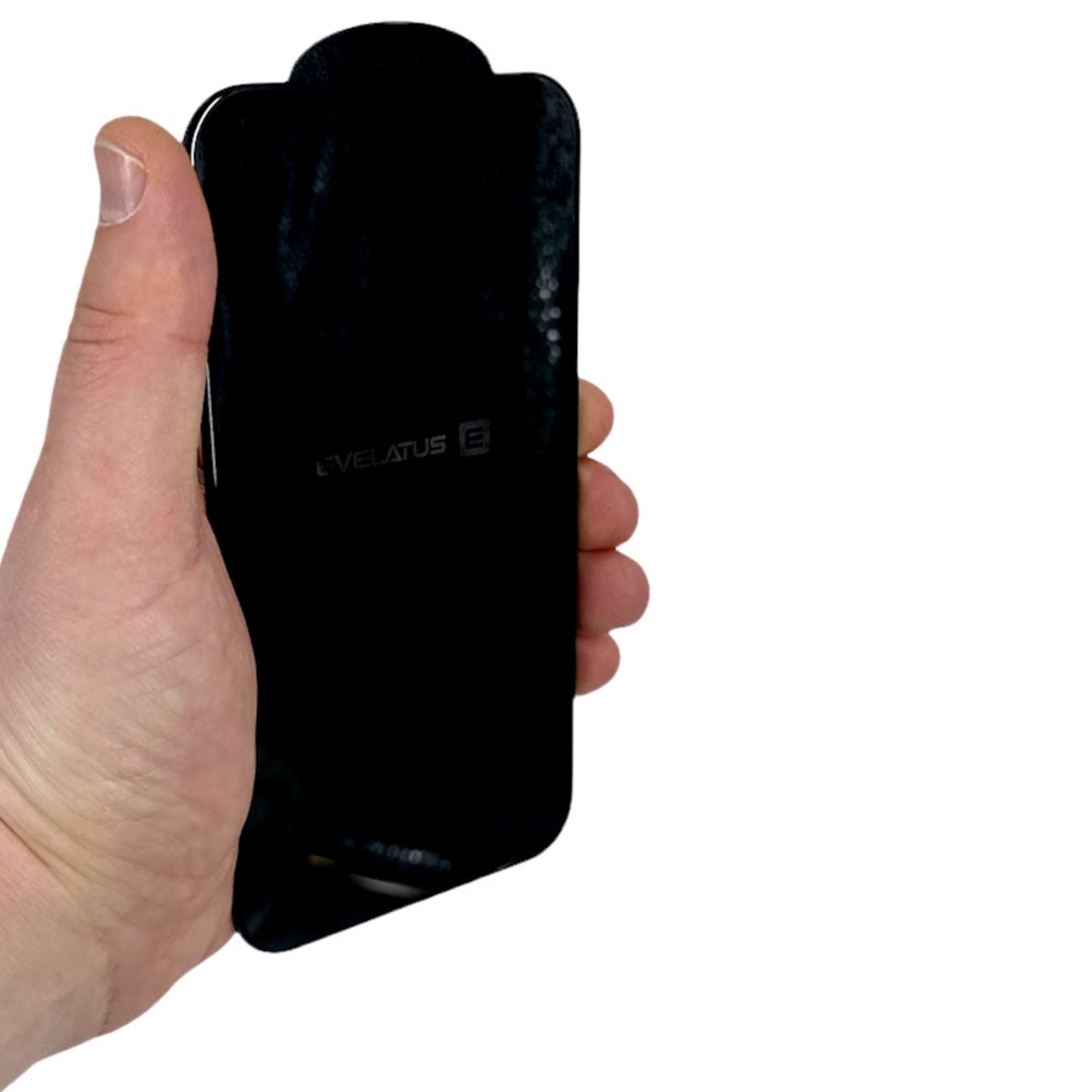 Una mano sosteniendo un dispositivo negro y rectangular. El dispositivo tiene el nombre de la marca.