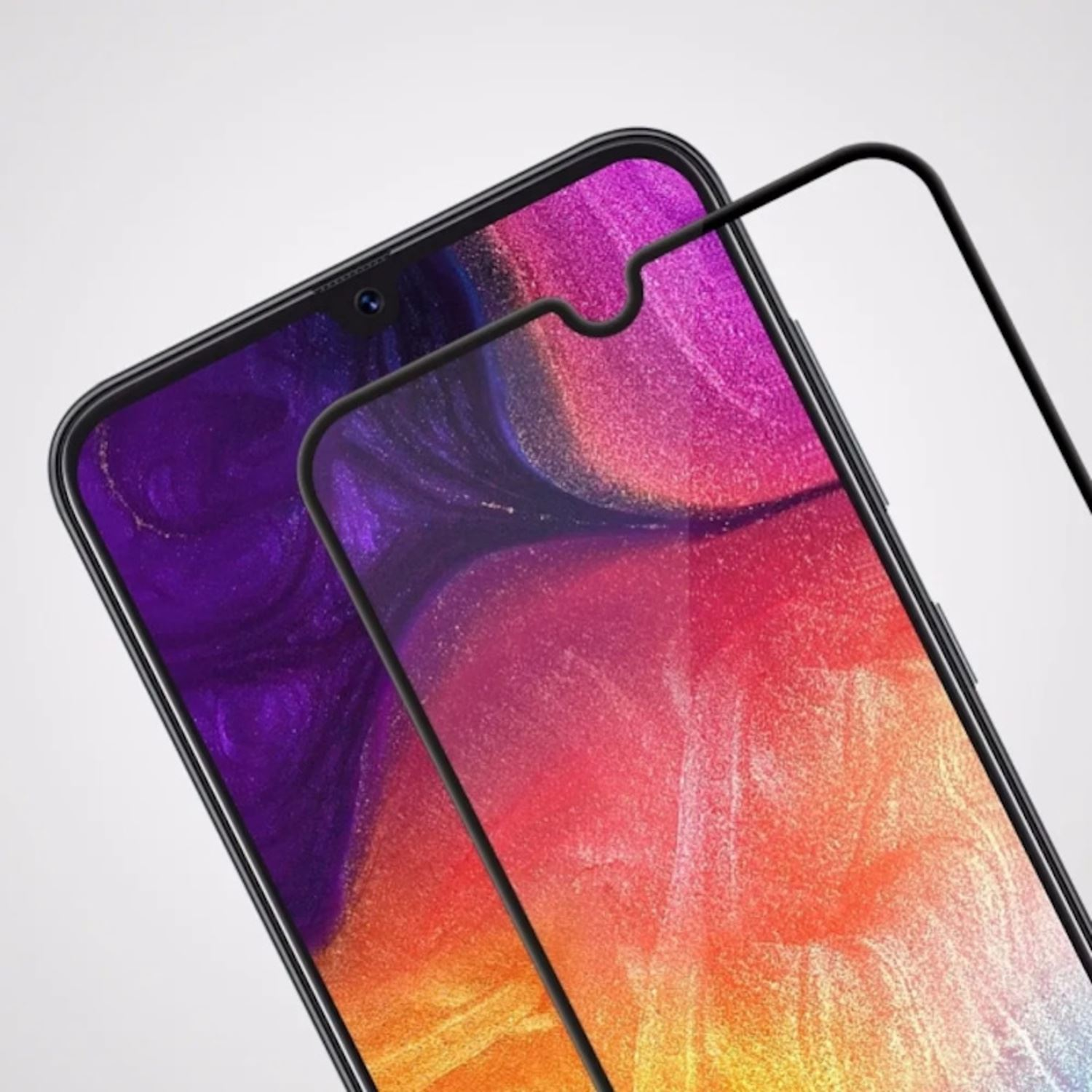 Un smartphone con protector de pantalla colocado, sobre un fondo morado y naranja.