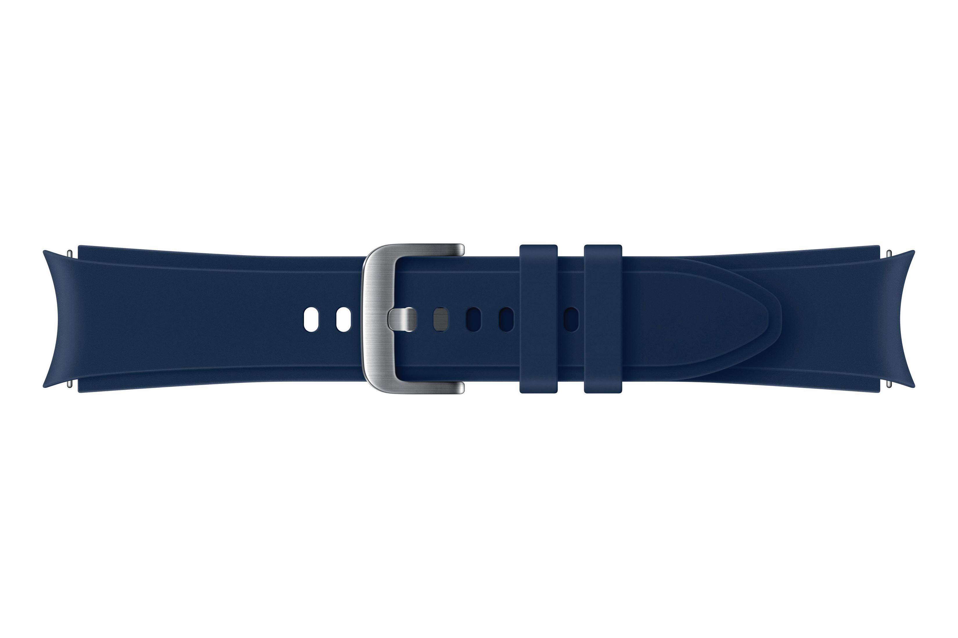 Un cinturino blu scuro, curvo, con fibbia argentata. Il cinturino è piatto.