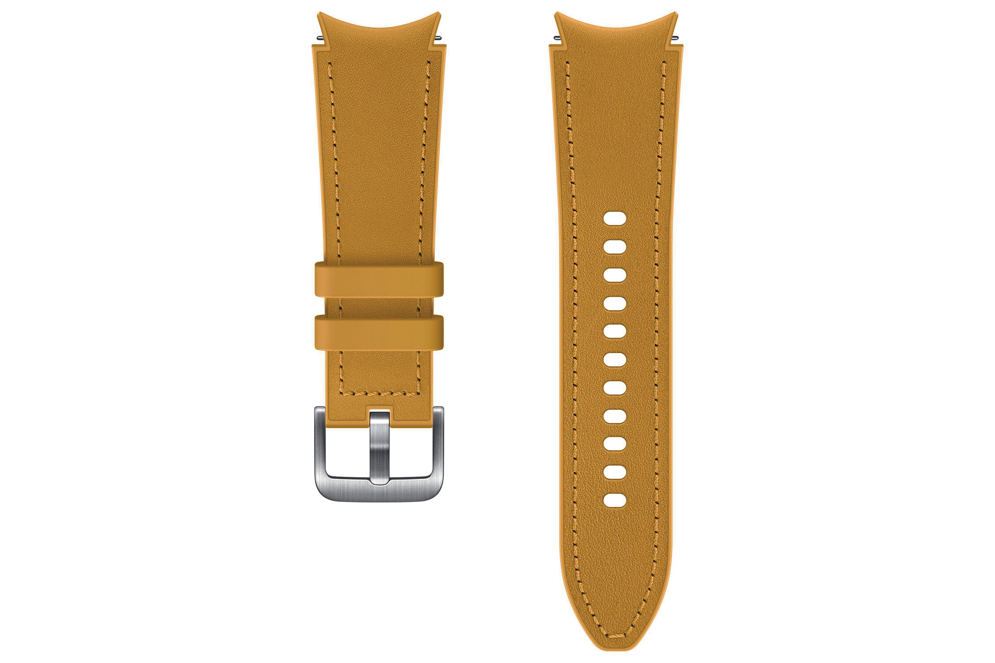 Zwei braune Uhrenarmbänder mit silbernen Schnallen, auf weißem Grund.