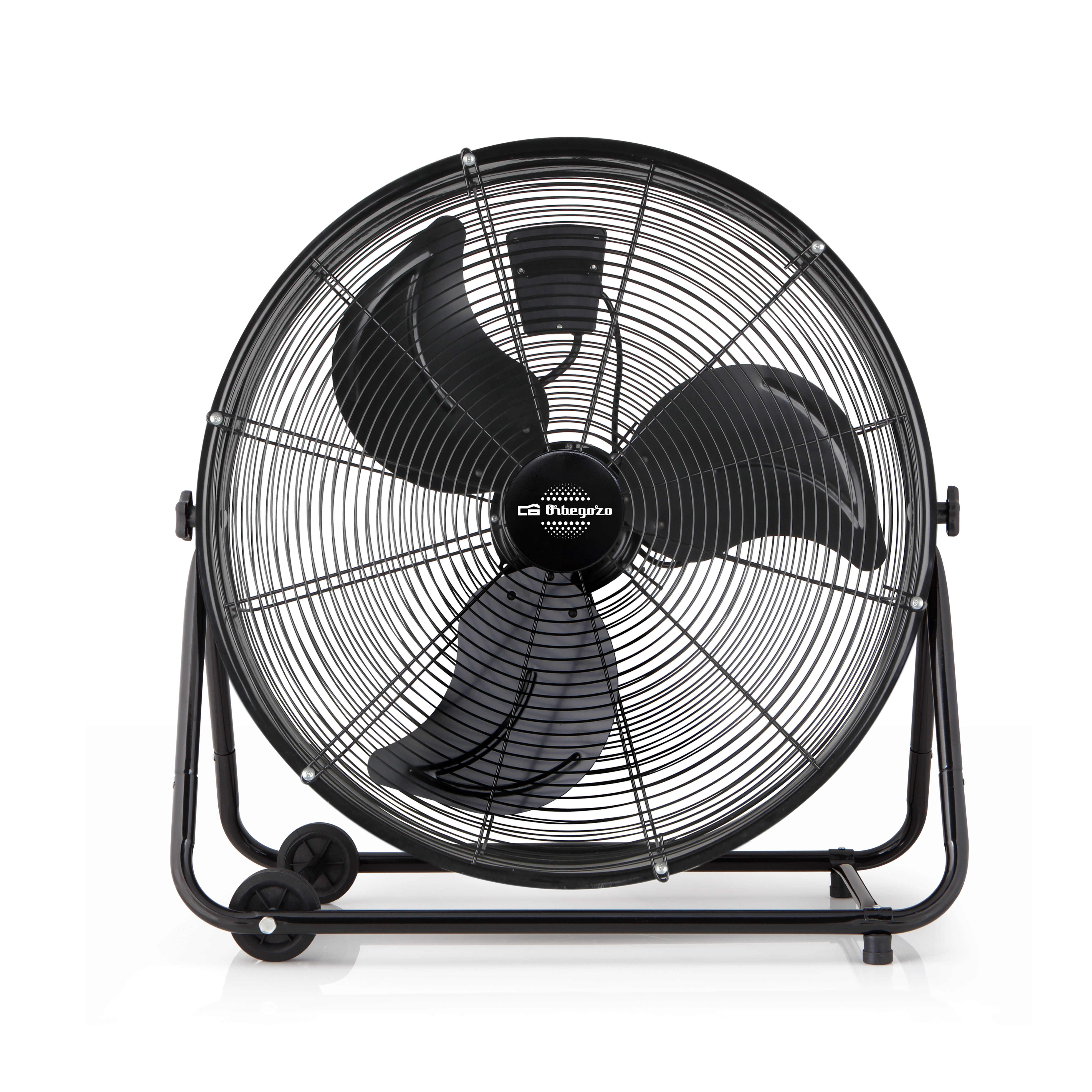 Ventilador industrial negro con jaula. Está sobre un soporte con ruedas. Fondo blanco.