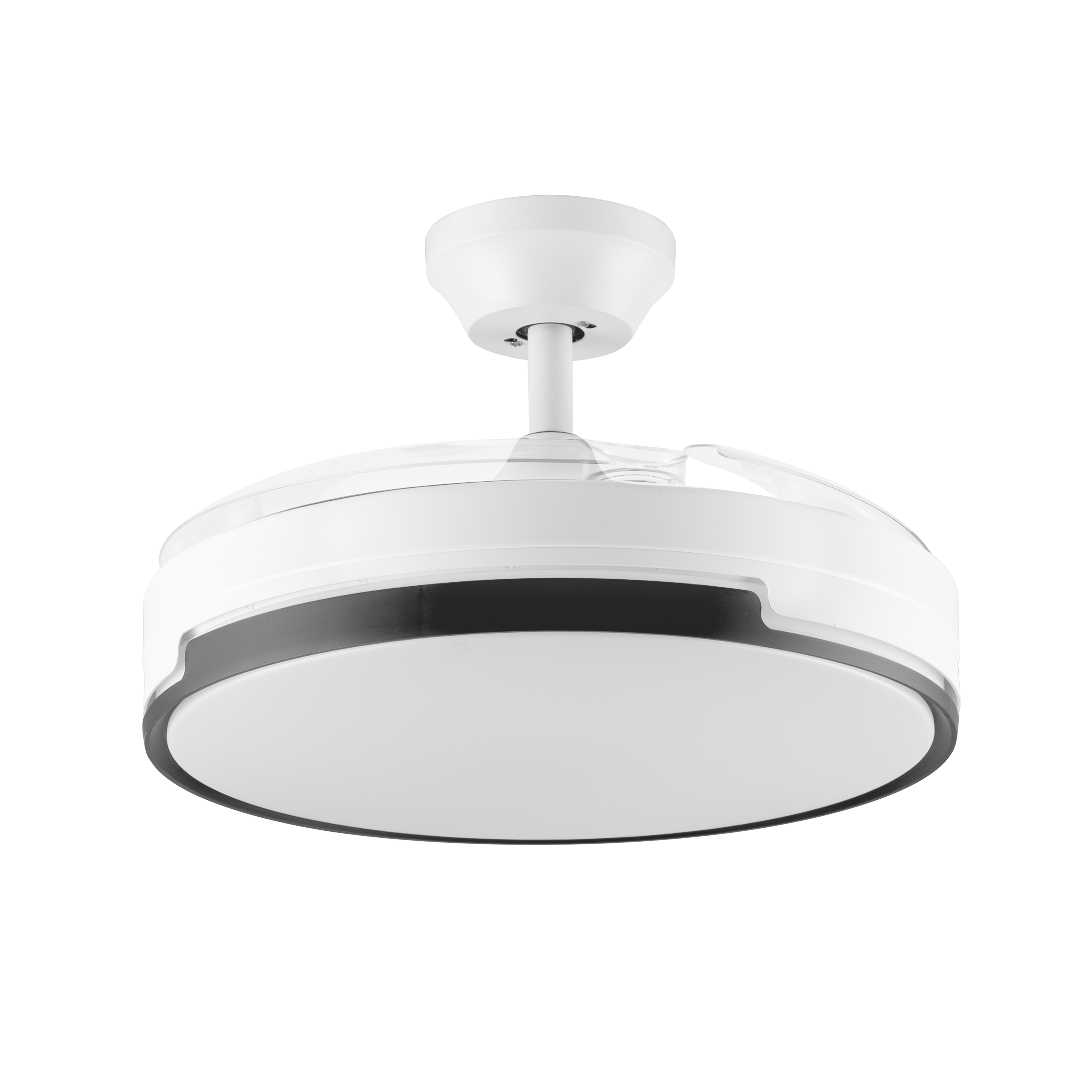 Un ventilatore da soffitto bianco con rifiniture nere e una protezione per le pale in plastica trasparente, isolato.