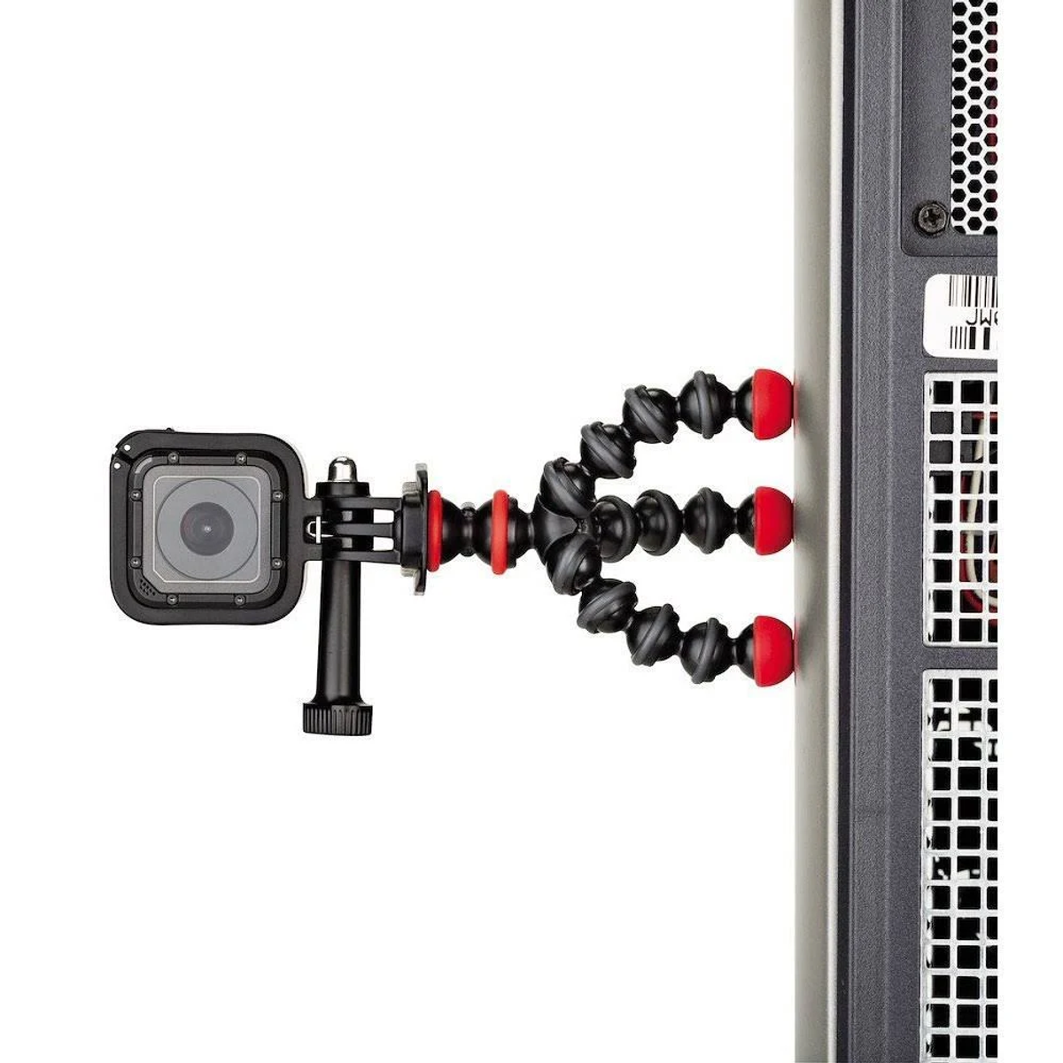Cámara GoPro sujeta a un trípode flexible, montada en una carcasa de computadora.