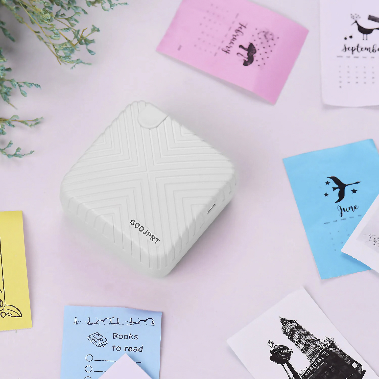 Una piccola stampante bianca circondata da post-it colorati con testi e immagini.