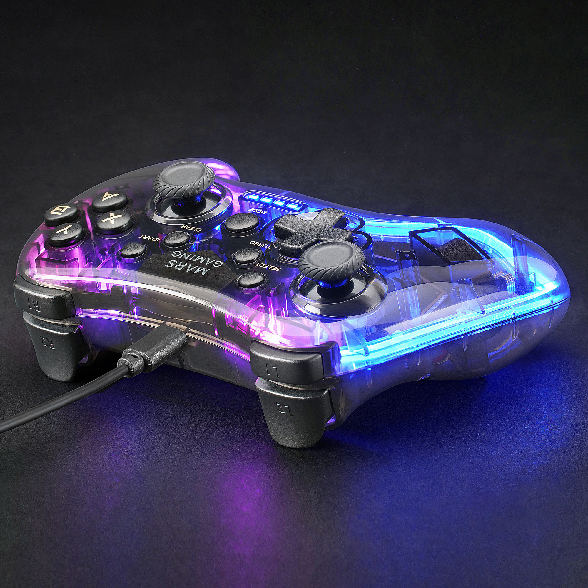Przezroczysty kontroler do gier z diodami LED. Przyciski i joysticki są widoczne. Czarne tło.