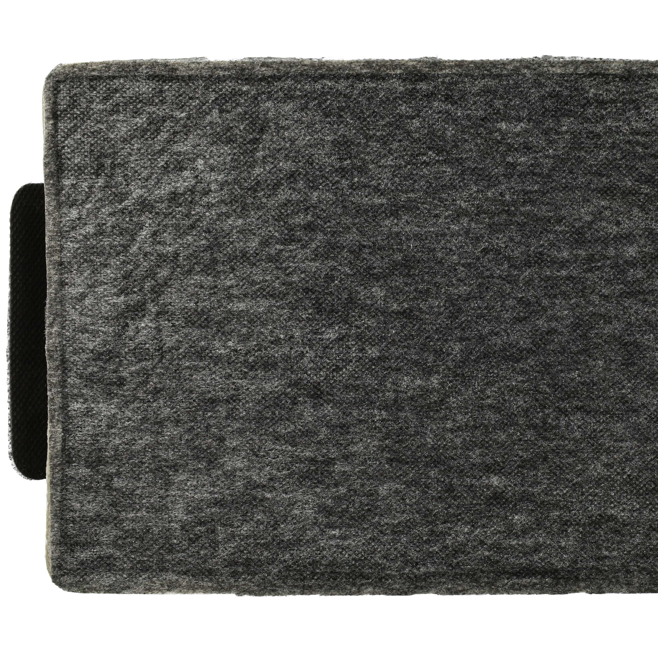 Nahaufnahme eines dunkelgrauen rechteckigen Filters mit schwarzem Griff.