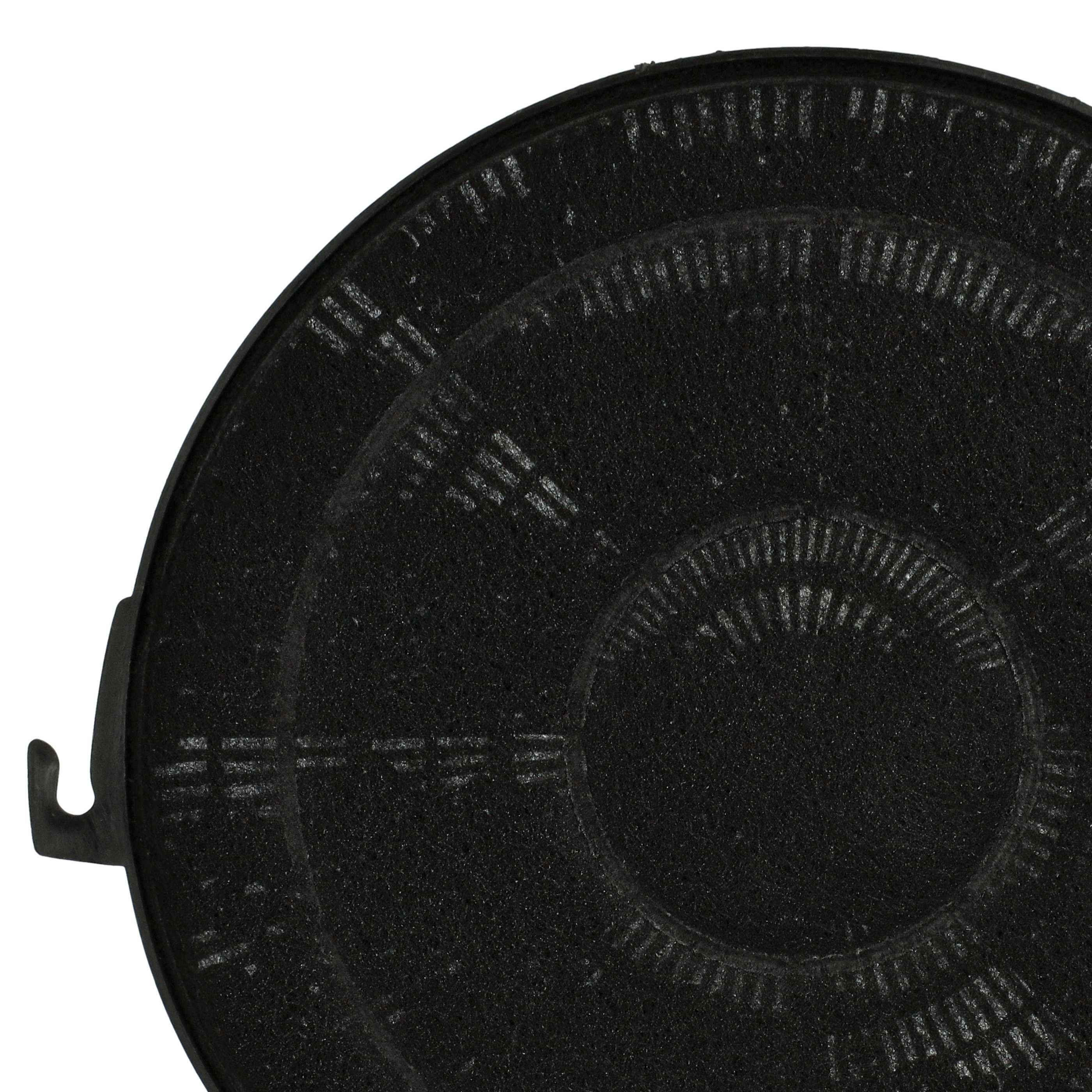 Nahaufnahme eines schwarzen, kreisförmigen Luftfilters mit Haken und strukturierter Oberfläche.