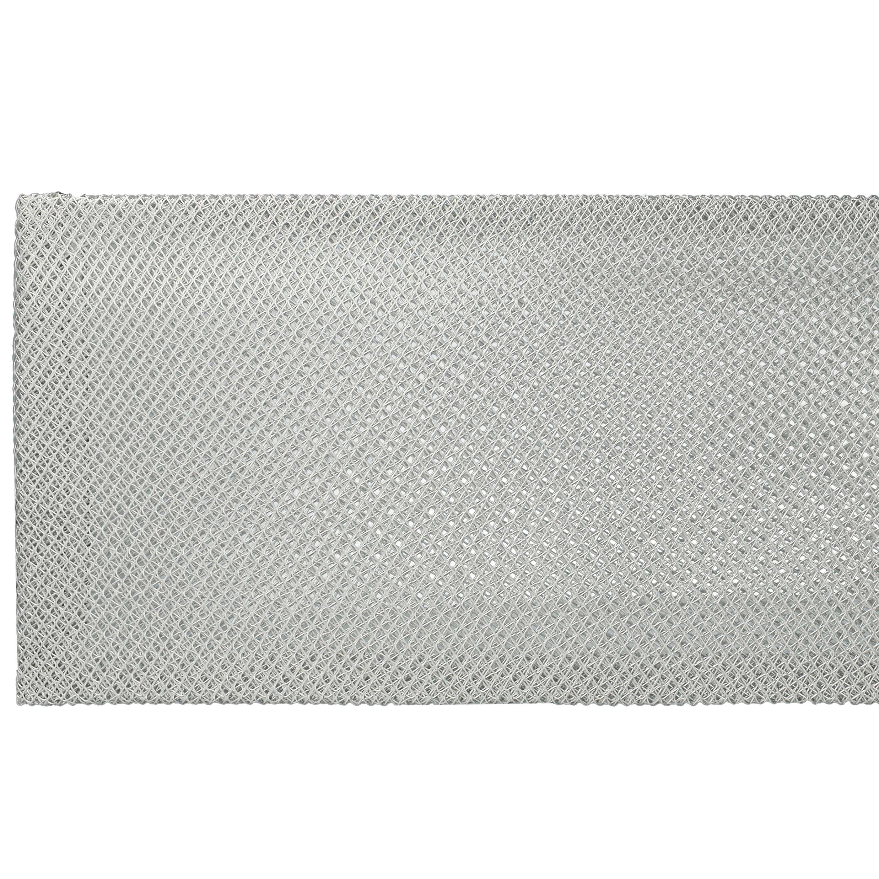 Ein silberfarbenes rechteckiges Gitter. Es hat ein sich wiederholendes Rautenmuster. Auf weißem Hintergrund.