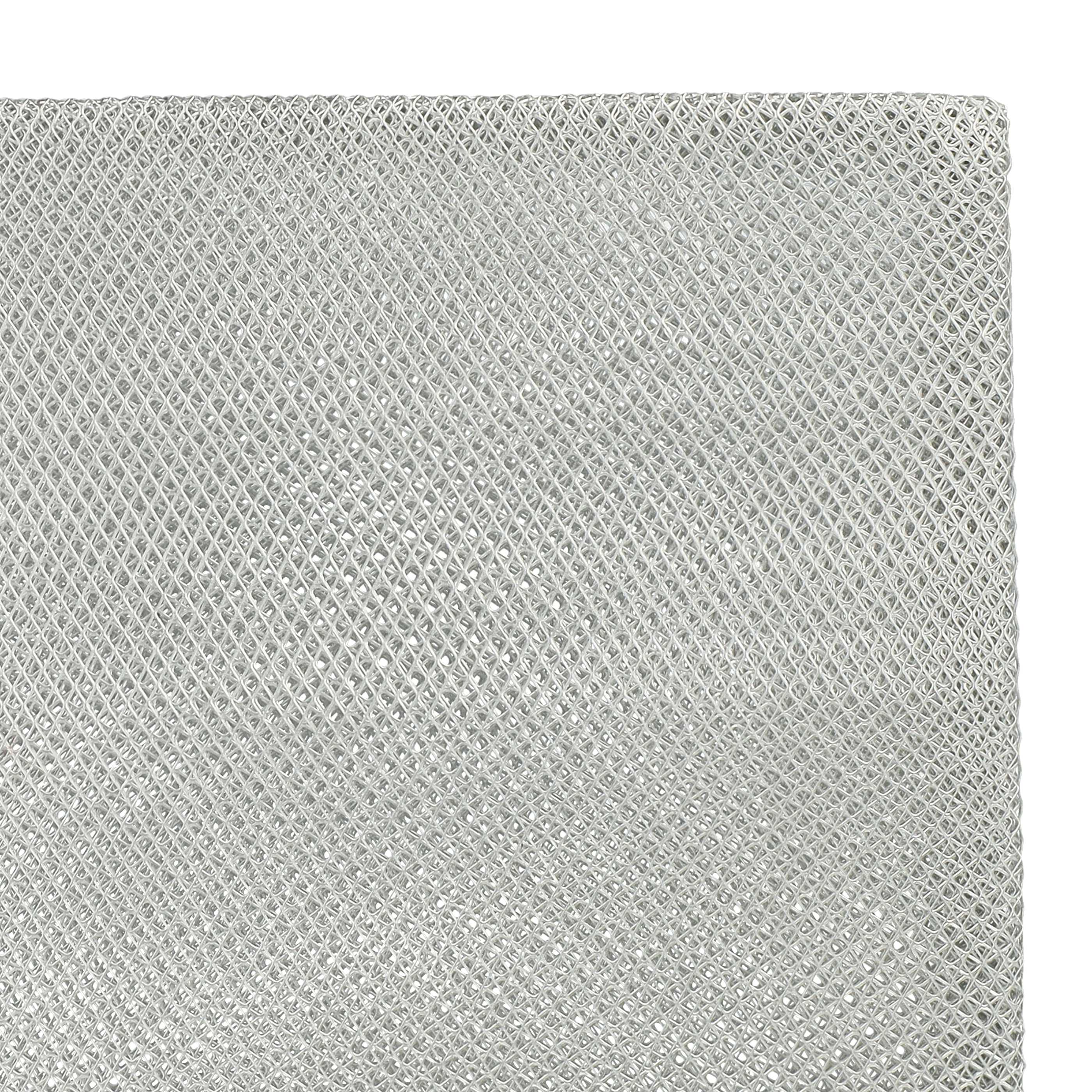 Nahaufnahme eines silbernen Luftfilters mit rautenförmigem Maschenmuster auf weißem Hintergrund.