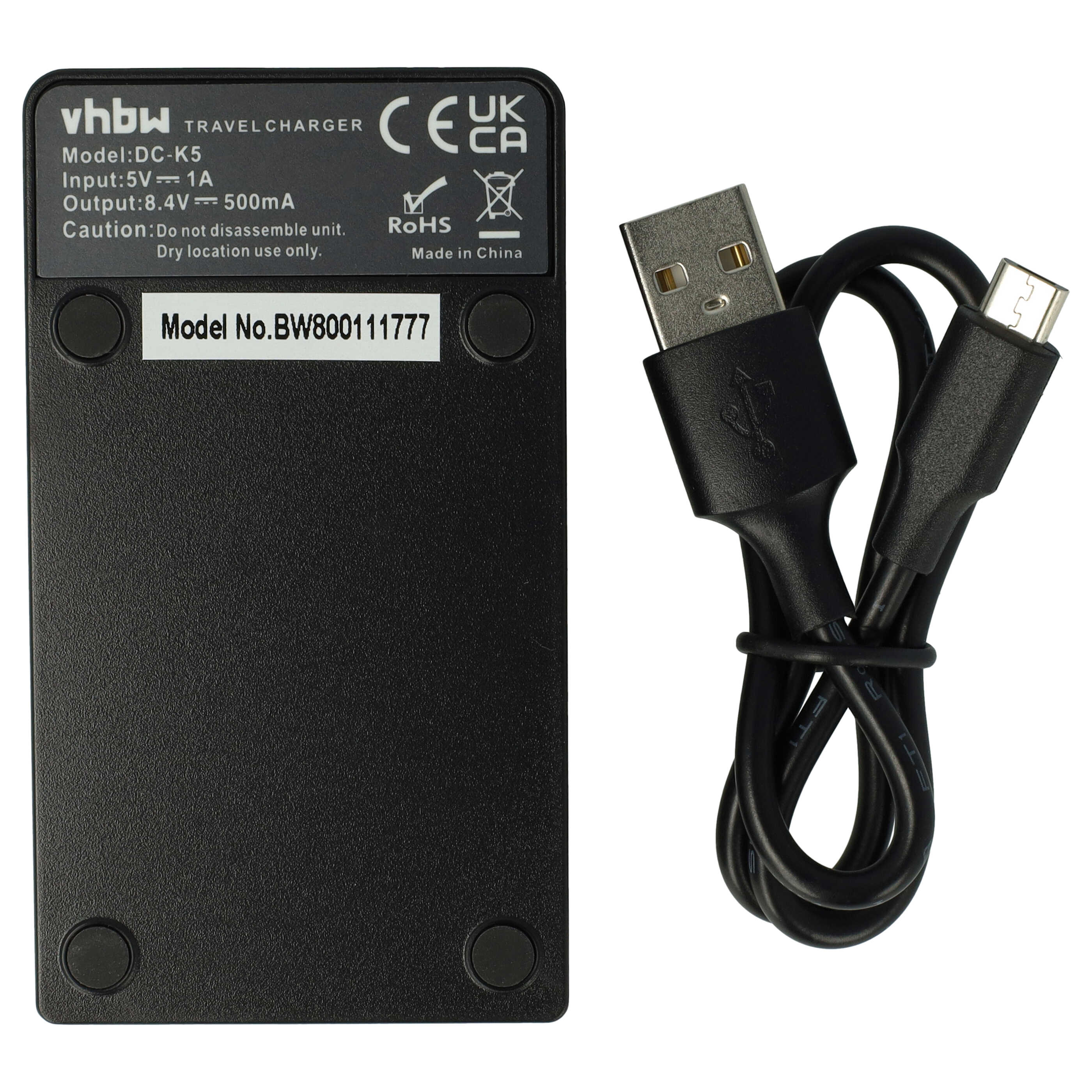 Schwarzes Ladegerät mit Kabel und USB-Anschluss, vor weißem Hintergrund.