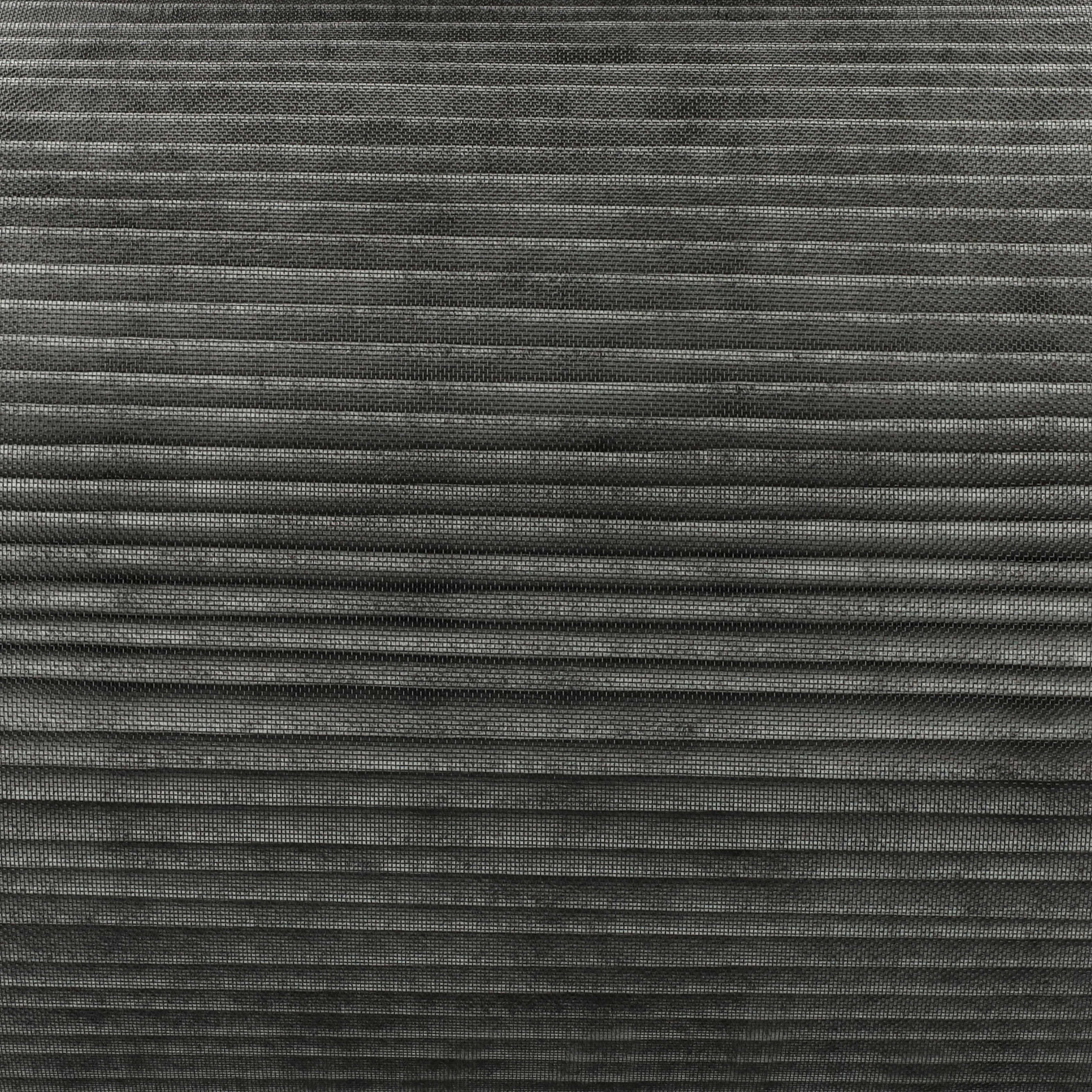 Nahaufnahme eines schwarzen Netzfilters. Horizontale Linien mit strukturierter Optik.