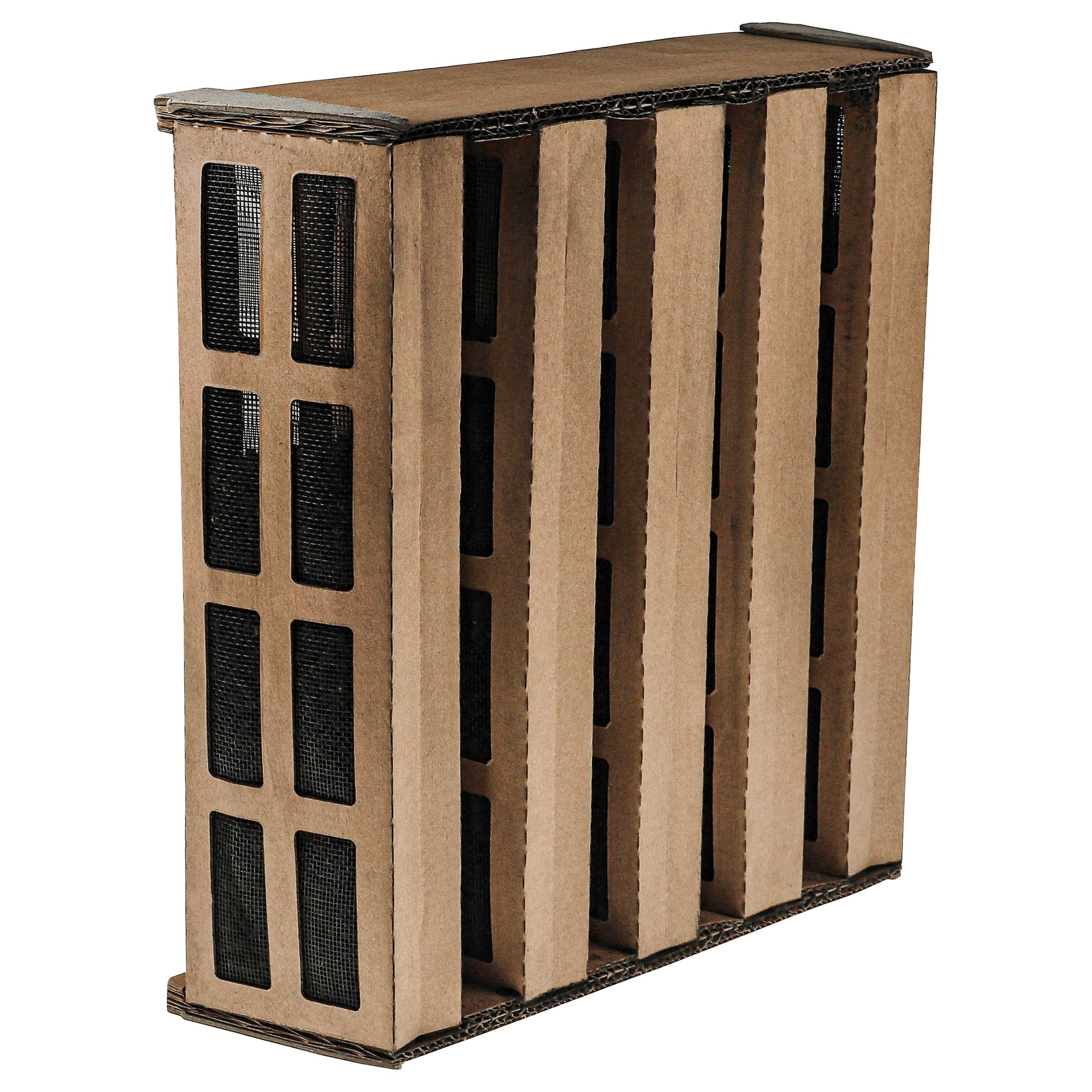 Ein rechteckiger Wellpappe-Filter mit schwarzen Netzeinsätzen. Verwendung in der Küche.