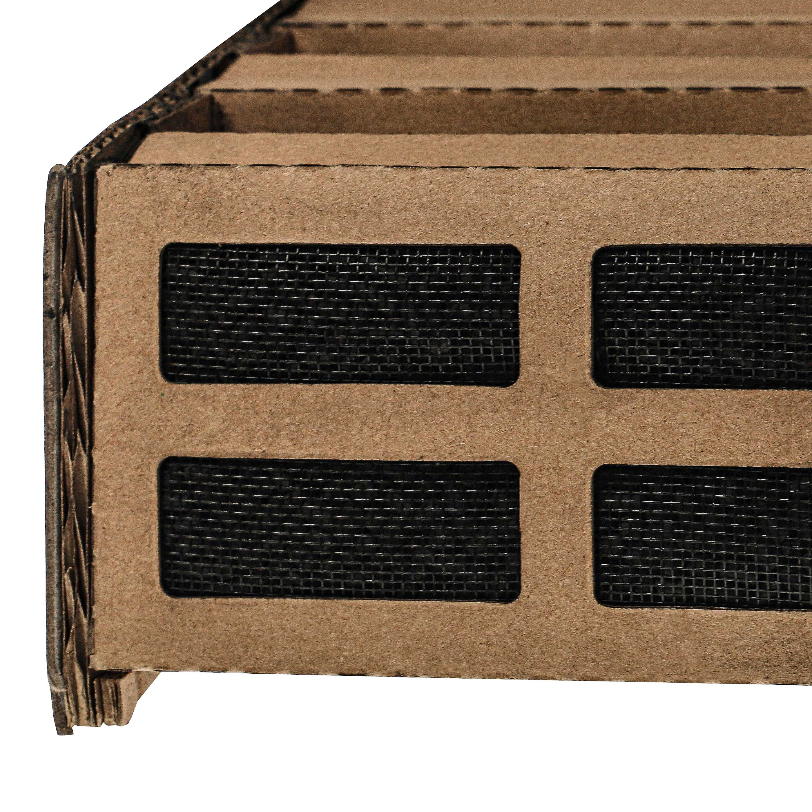 Kartonbox mit mehreren schwarzen Netzeinsätzen. Rechteckige Form. Braune und schwarze Farben.