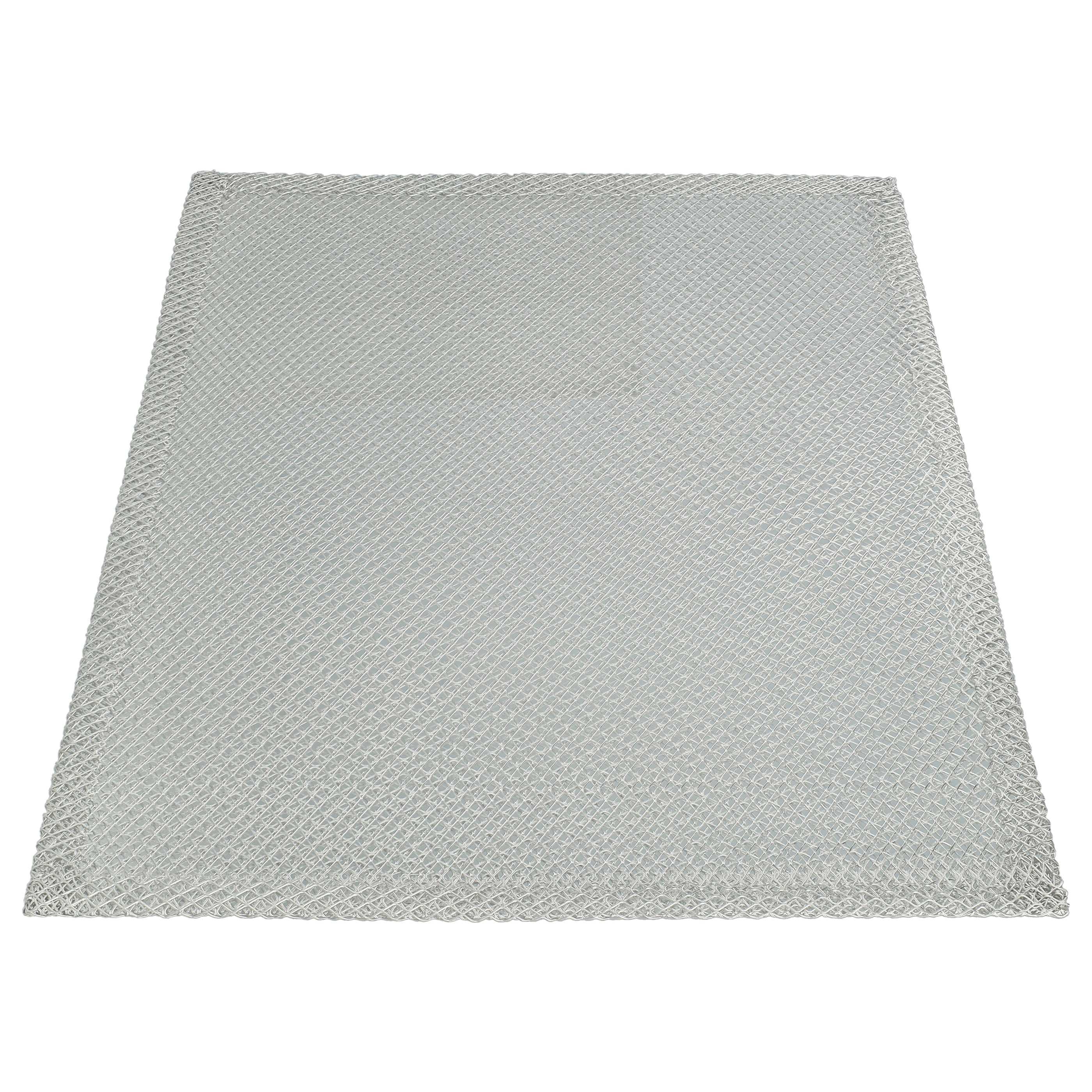 Ein quadratischer, silberfarbener Metallgitterfilter auf weißem Hintergrund.