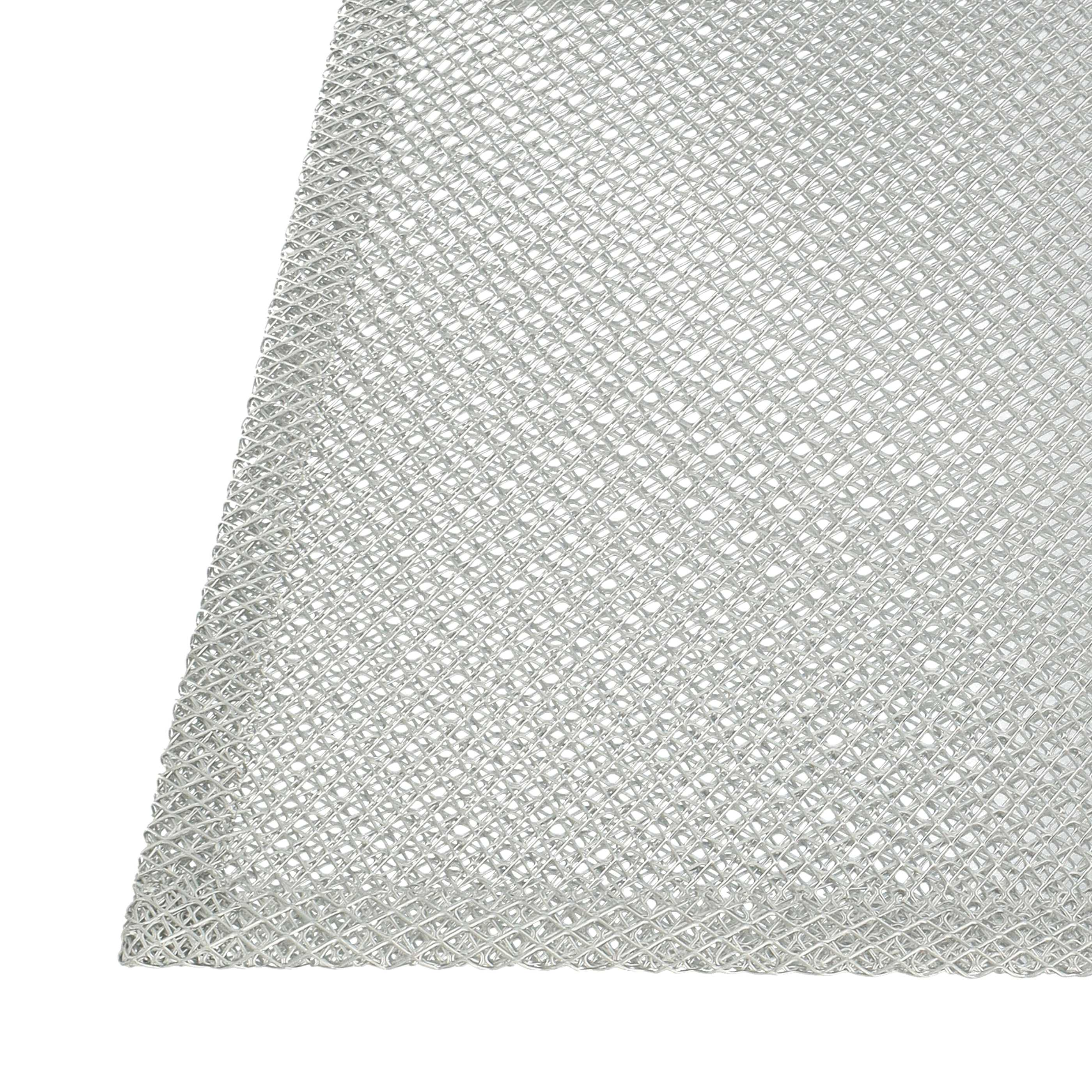 Silbernes Metallgitter auf weißem Hintergrund. Das Gitter hat ein Diamantmuster.