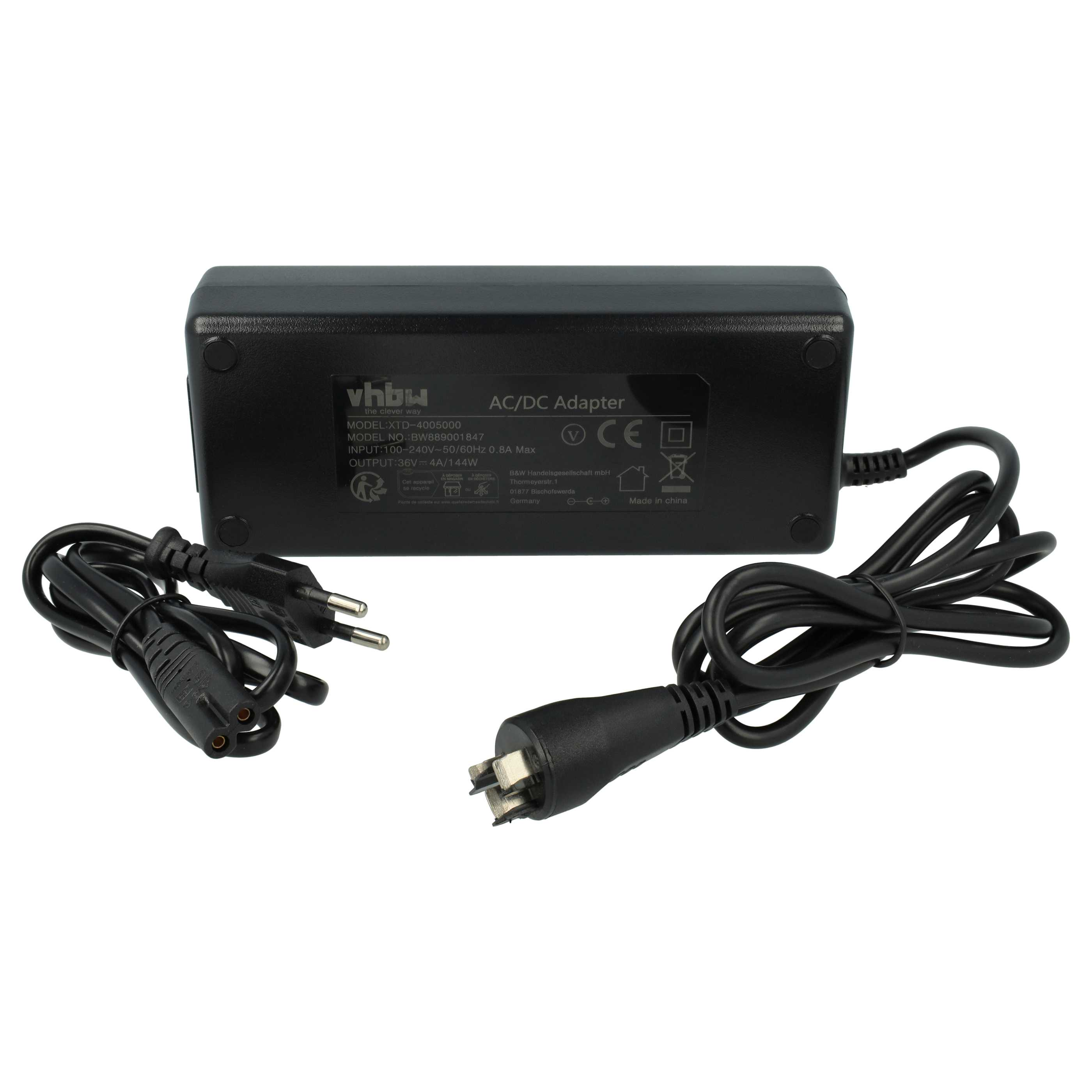 Schwarzer AC/DC-Adapter mit Netzkabeln, weißer Hintergrund.