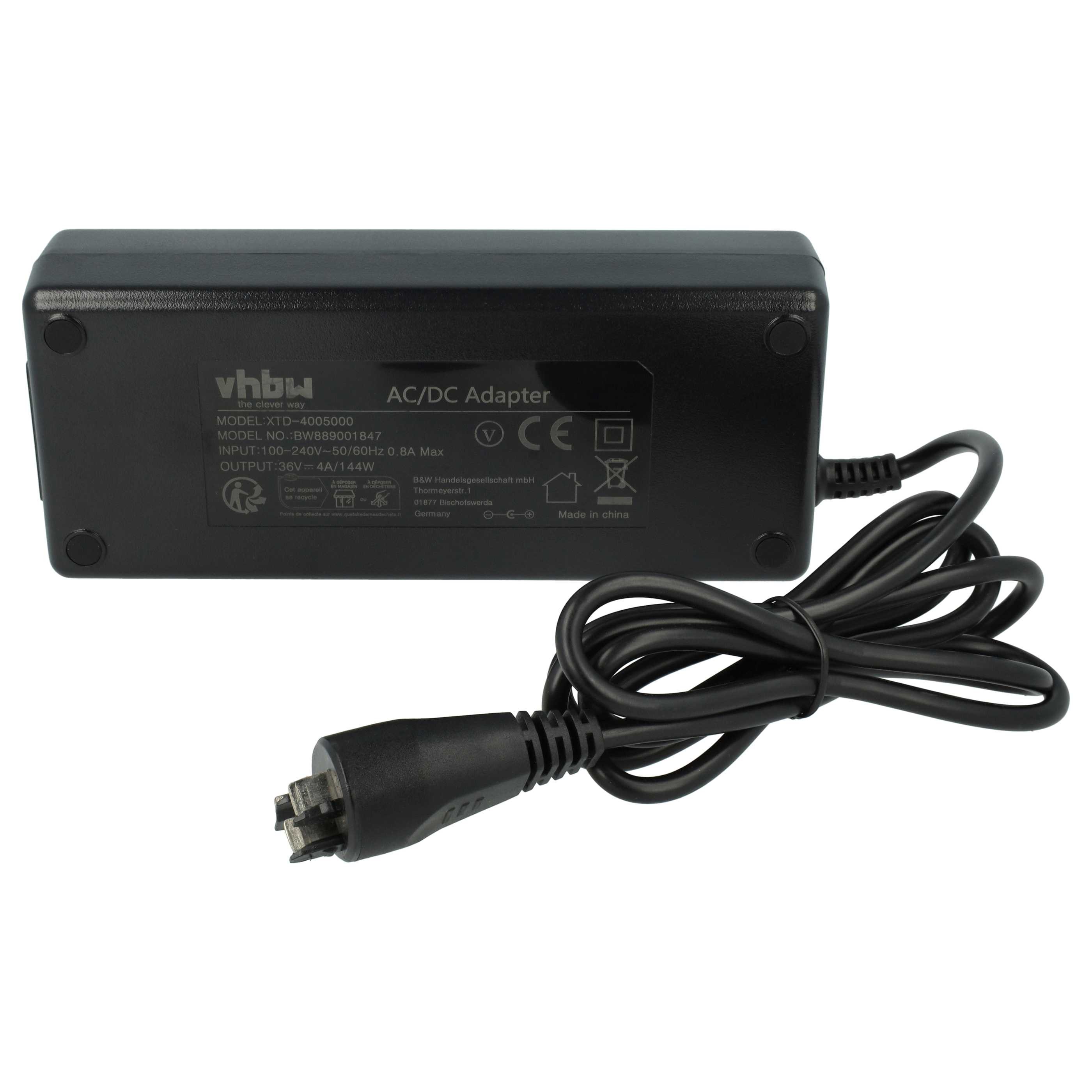 Schwarzes AC/DC-Netzteil mit angeschlossenem Kabel und Stecker. Produktdetails sind aufgedruckt.