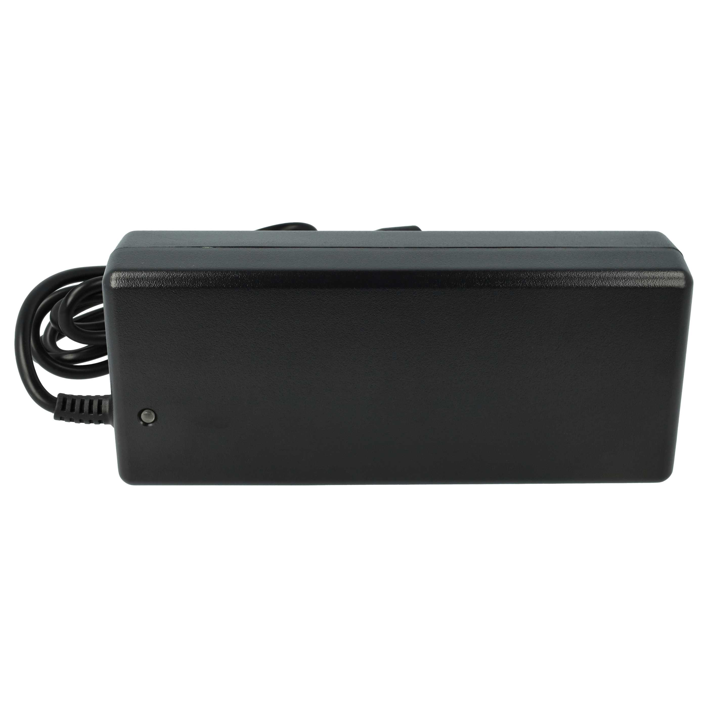 Schwarzes Batterieladegerät mit Kabel und kleiner LED. Es ist auf weißem Hintergrund.