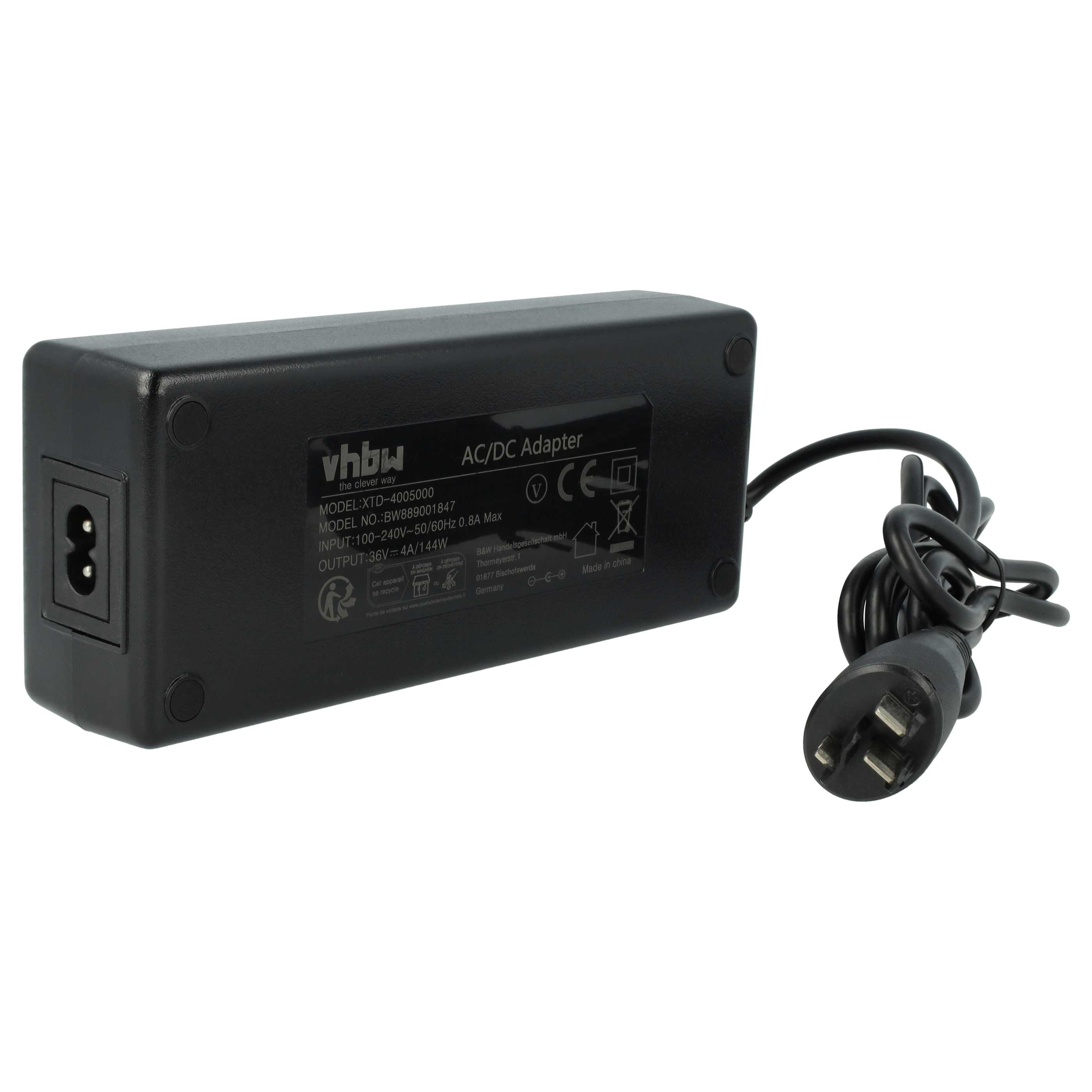 Schwarzer AC/DC-Adapter mit Netzkabel und Stecker. Der Adapter hat mehrere Etiketten mit technischen Details.