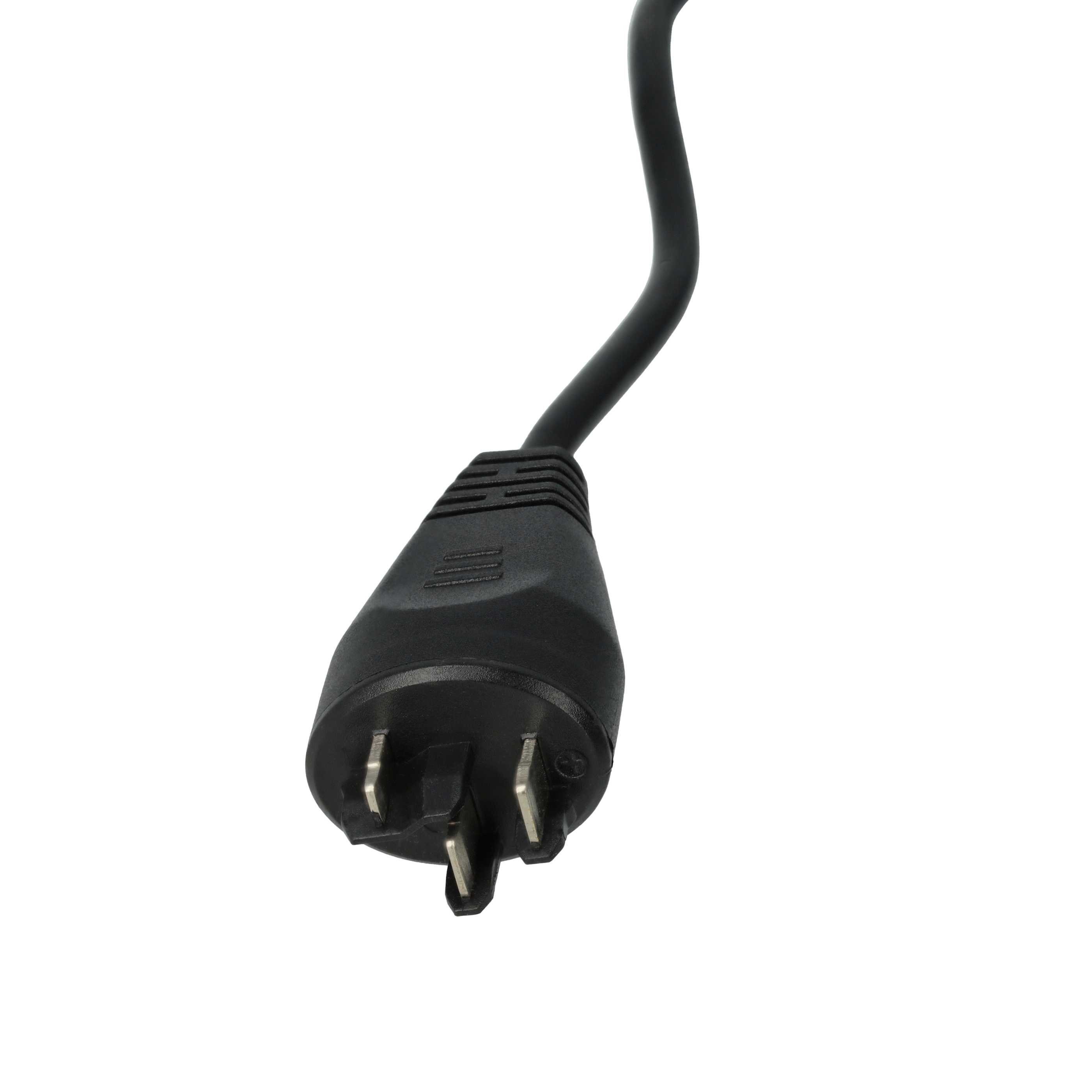 Schwarzer Netzstecker mit drei Stiften und einem gebogenen schwarzen Kabel, vor weißem Hintergrund.