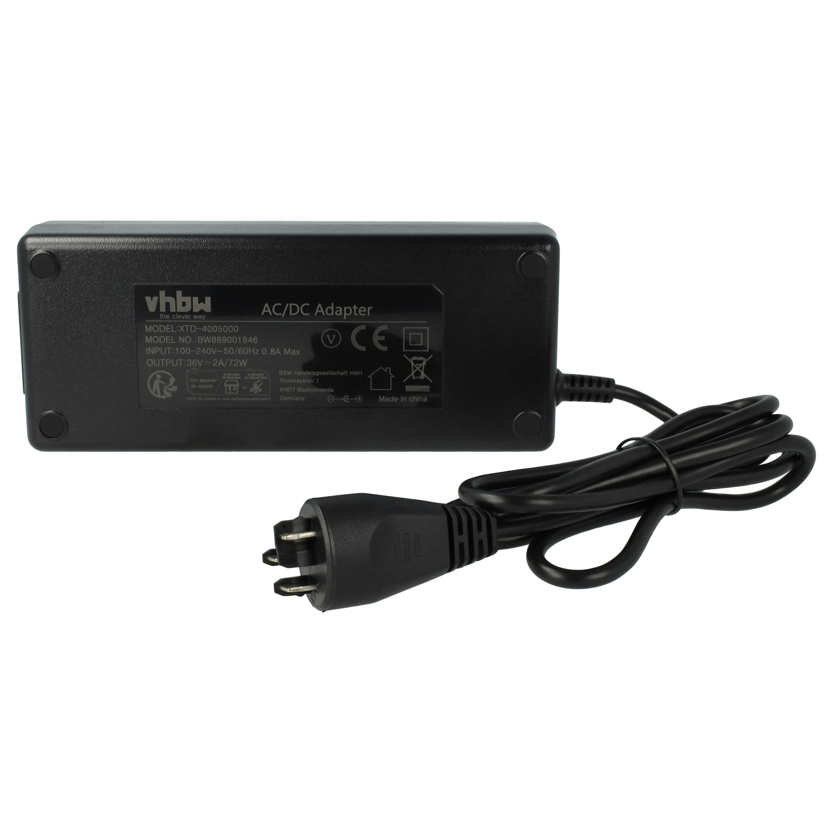 Ein schwarzer AC/DC-Adapter mit Kabel und Stecker auf weißem Untergrund.