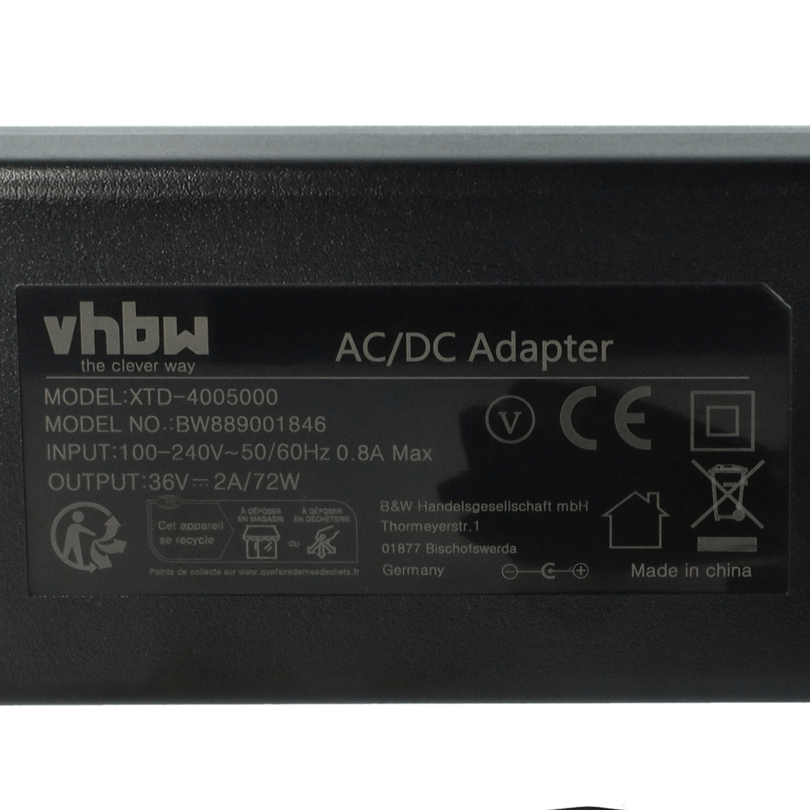 Schwarzer AC/DC-Adapter mit Text und Symbolen. Zeigt Modell-, Eingangs- und Ausgangsinformationen.