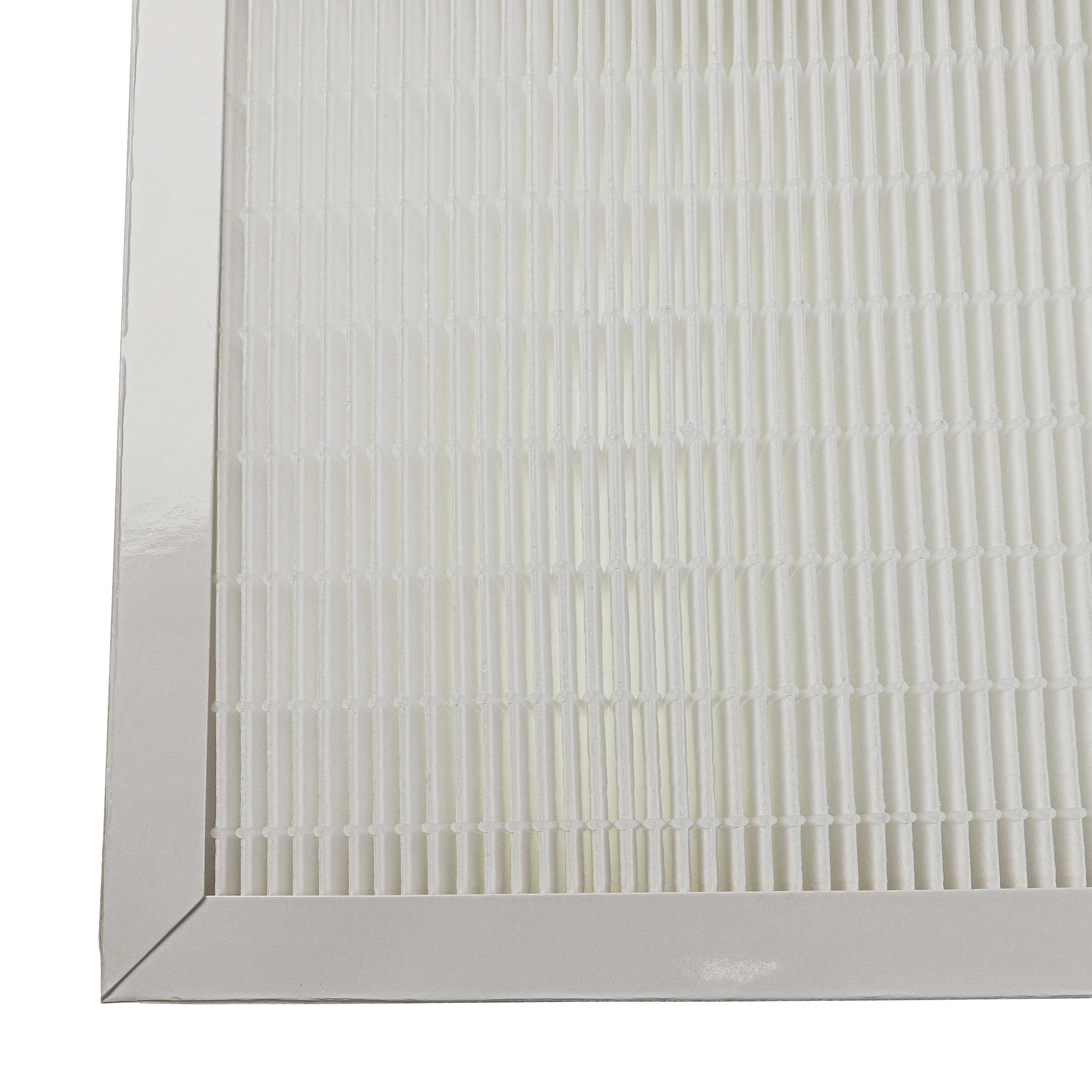 Weißer Luftfilter mit vertikalen Linien und einem silbernen Rahmen. Es ist ein weißer und silberner Filter.
