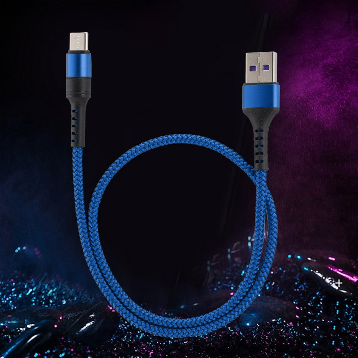 Blaues geflochtenes USB-Kabel mit USB-A- und USB-C-Anschluss, vor dunklem Hintergrund.