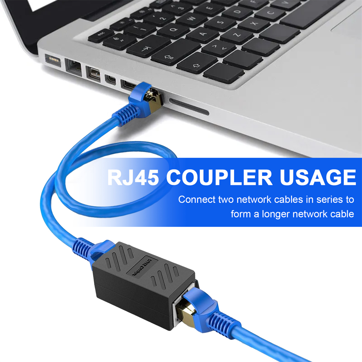 Ein Laptop, verbunden mit einem schwarzen RJ45-Koppler mit blauen Netzwerkkabeln. Weißer Hintergrund.