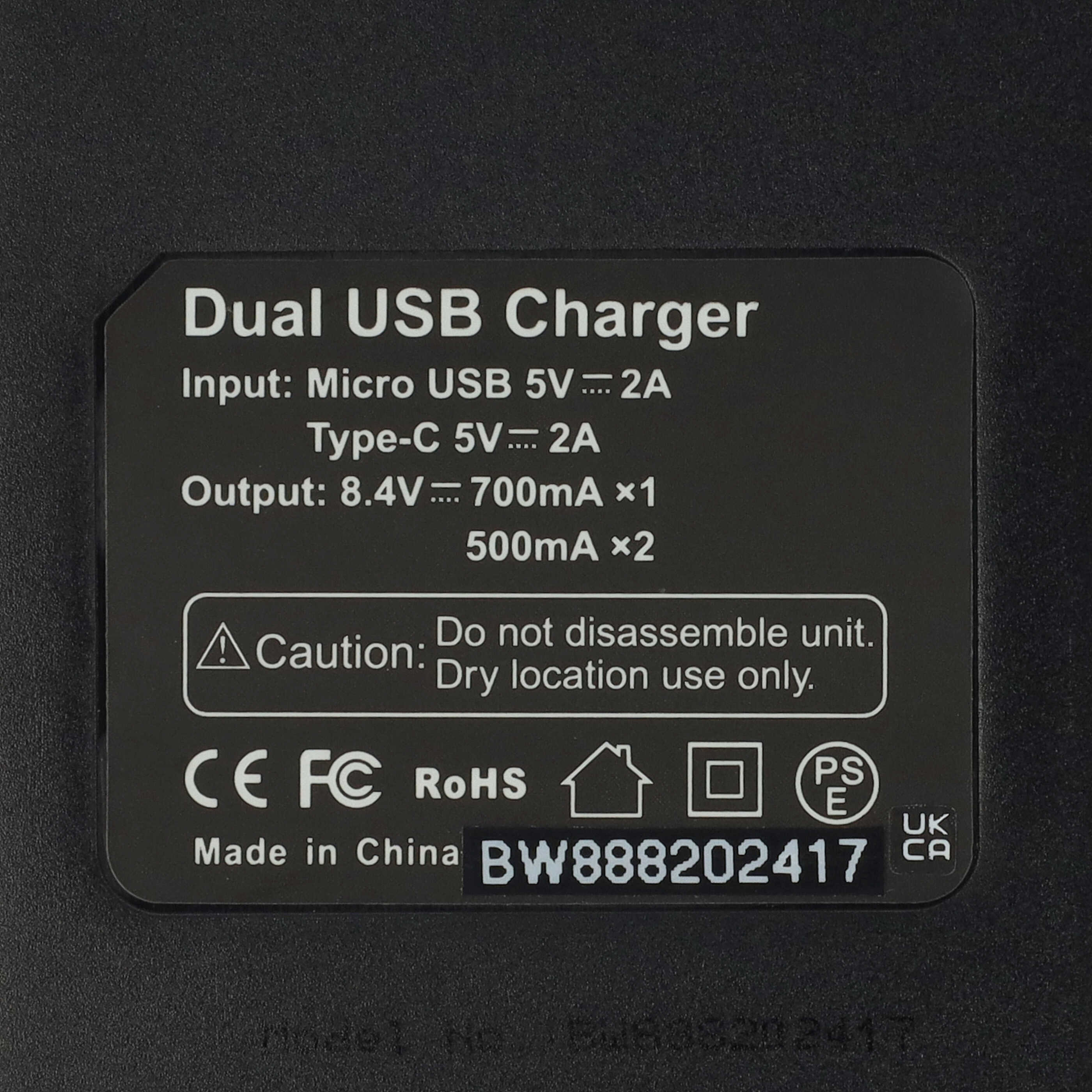 Schwarzes Etikett mit Text über ein Dual-USB-Ladegerät, auf schwarzem Untergrund.