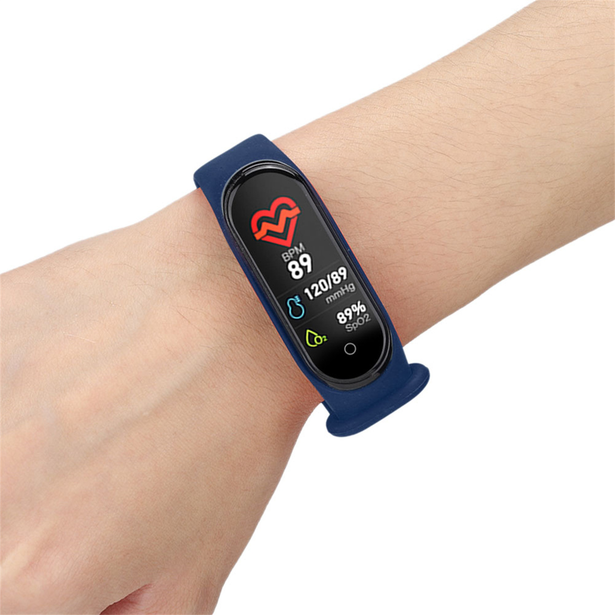Eine Smartwatch an einem Handgelenk, die Herzfrequenz und Blutsauerstoffsättigung anzeigt.