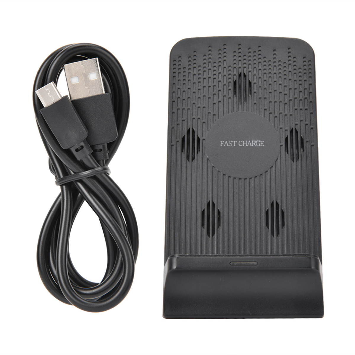Schwarzes kabelloses Ladegerät mit USB-Kabel. Schnellladung ist darauf gedruckt.