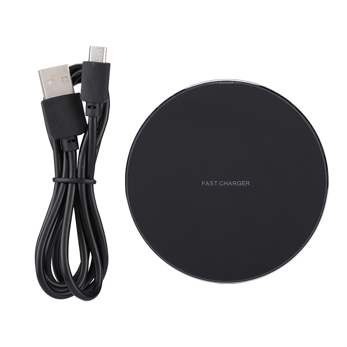 Ein schwarzes kabelloses Ladegerät mit dem Text 'FAST CHARGER' und einem schwarzen USB-Kabel. Der Hintergrund ist weiß.