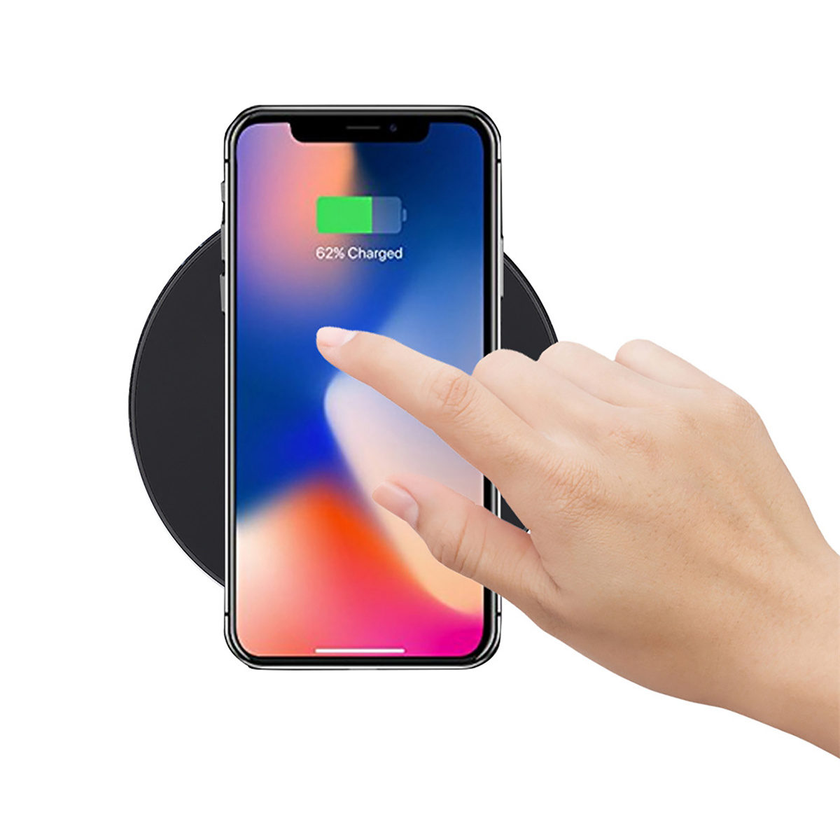 Die Hand einer Person berührt ein Telefon auf einem kabellosen Ladegerät. Der Bildschirm zeigt 62% geladen.
