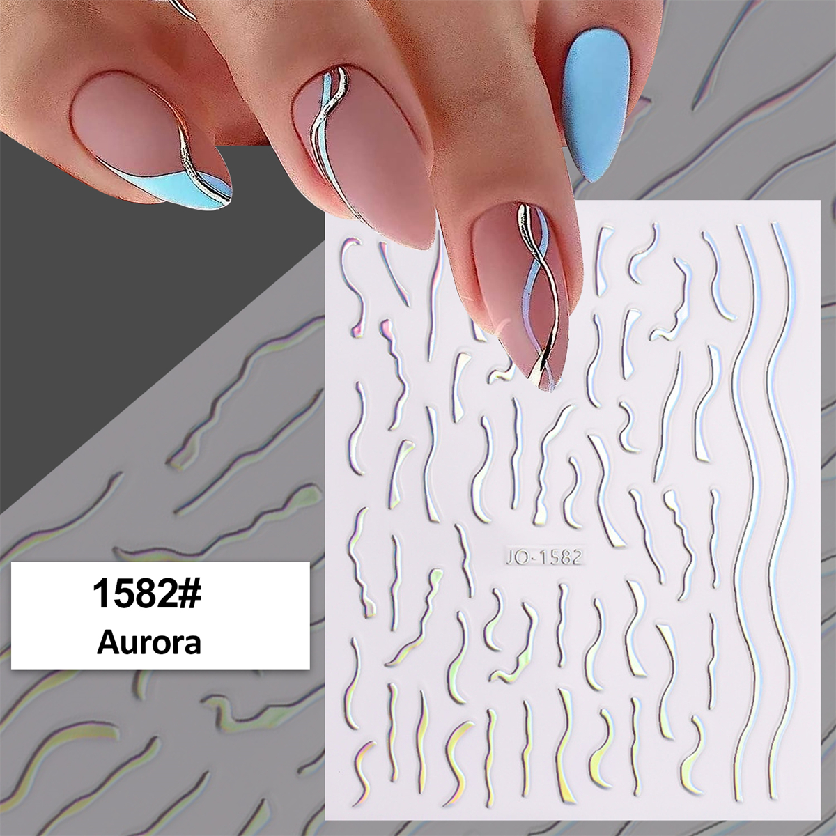 Gepflegte Hand mit Nagelkunst-Design. Verfügt über eine hellrosa Basis mit blauen und silbernen Akzenten.