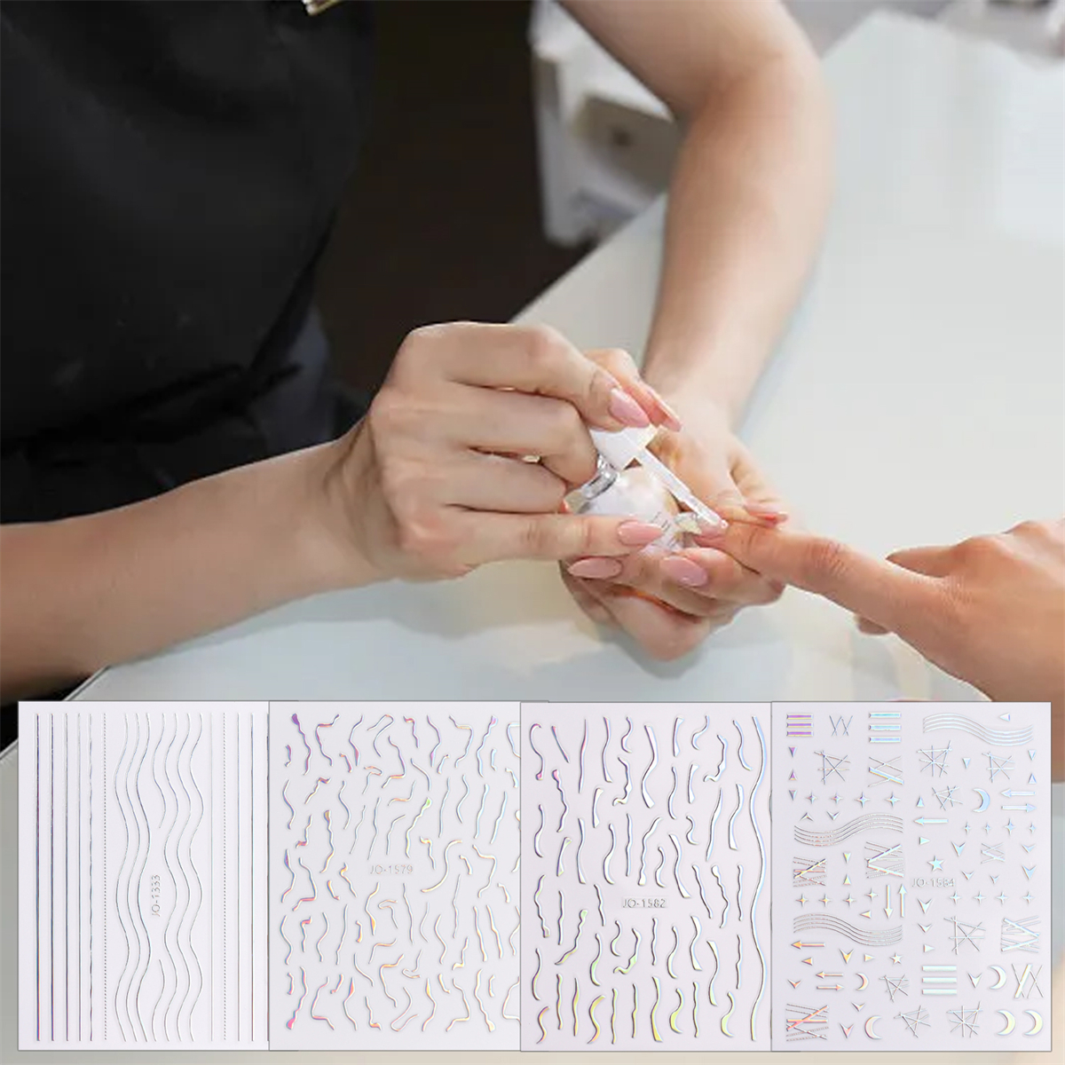 Person trägt Nagelkunst-Aufkleber auf Fingernägel auf. Verschiedene Aufkleber-Designs werden gezeigt.