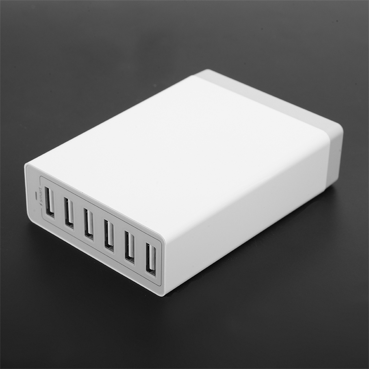 Weiß-graue rechteckige Ladestation mit mehreren USB-Anschlüssen. Die Anschlüsse sind in einer Reihe angeordnet.