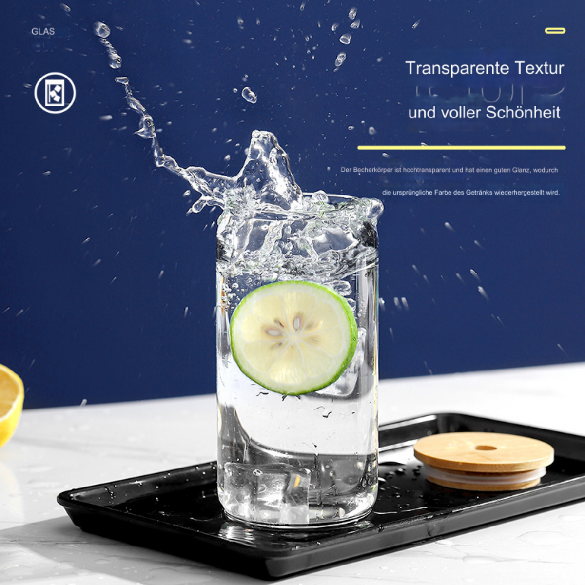 Glas Wasser mit Zitronenscheibe, Wasserspritzer und schwarzem Tablett mit Holzdeckel.