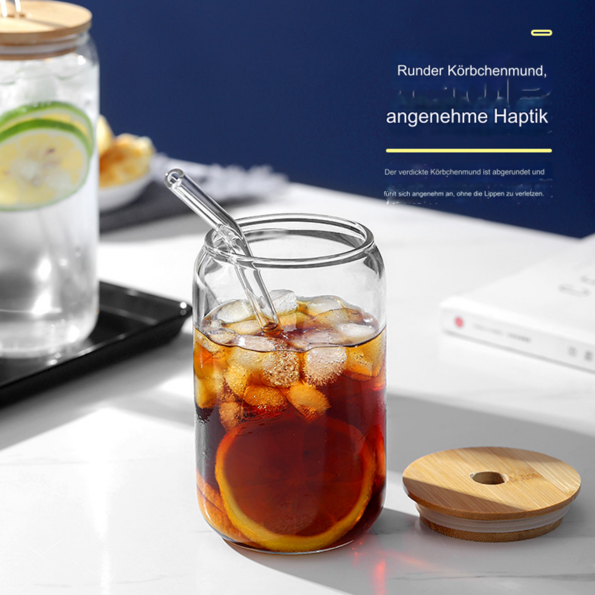 Ein Glas mit Eis und Strohhalm, Orangenscheibe und Holzdeckel.