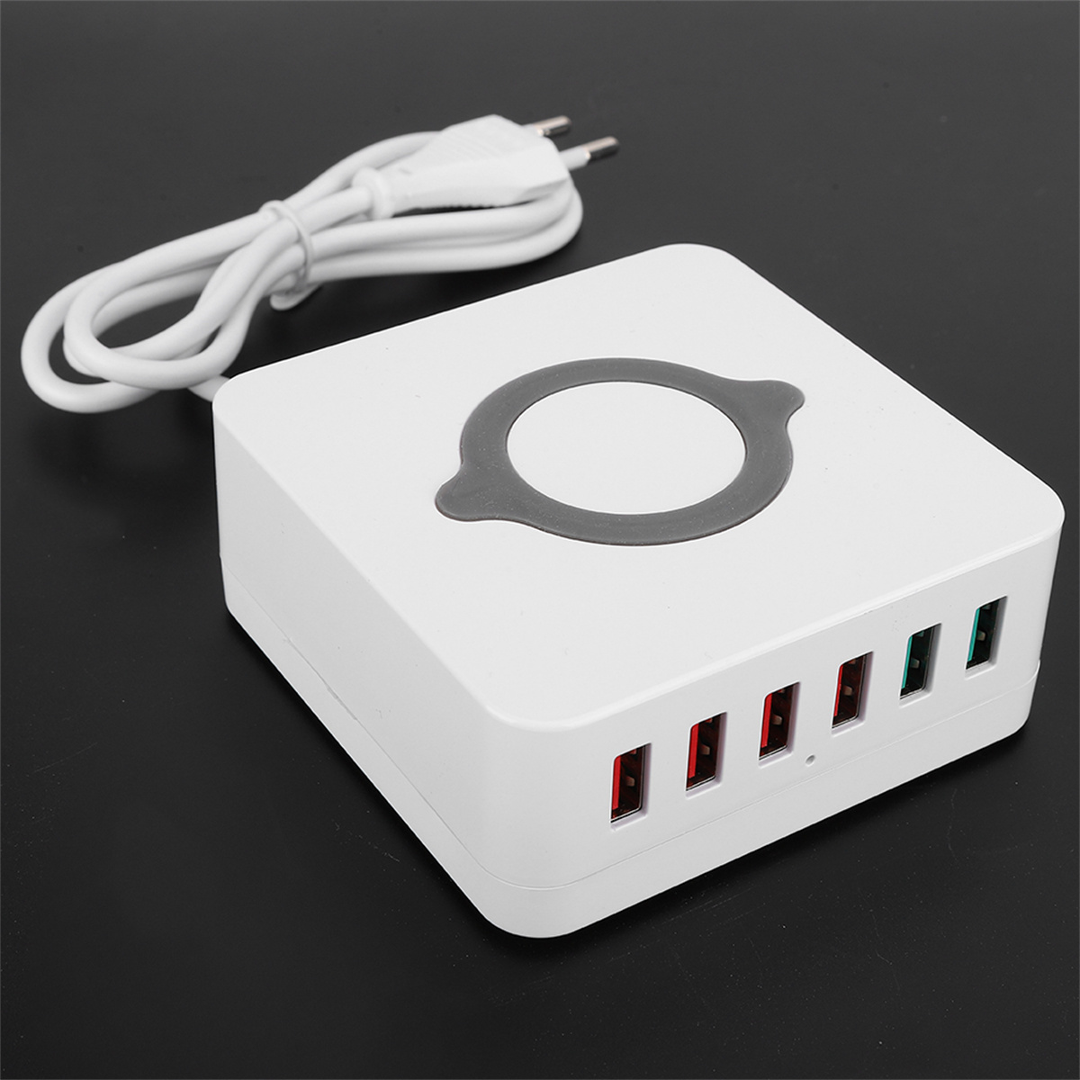 Weißes Netzteil mit mehreren Anschlüssen. Der Adapter verfügt über mehrere Anschlüsse zum Aufladen von Geräten.