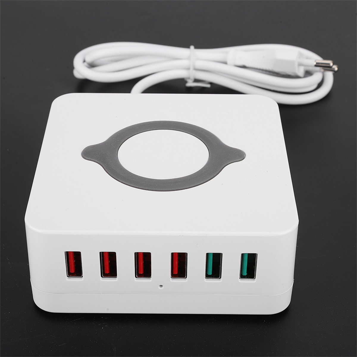Weißes Netzteil mit mehreren USB-Anschlüssen und weißem Kabel.
