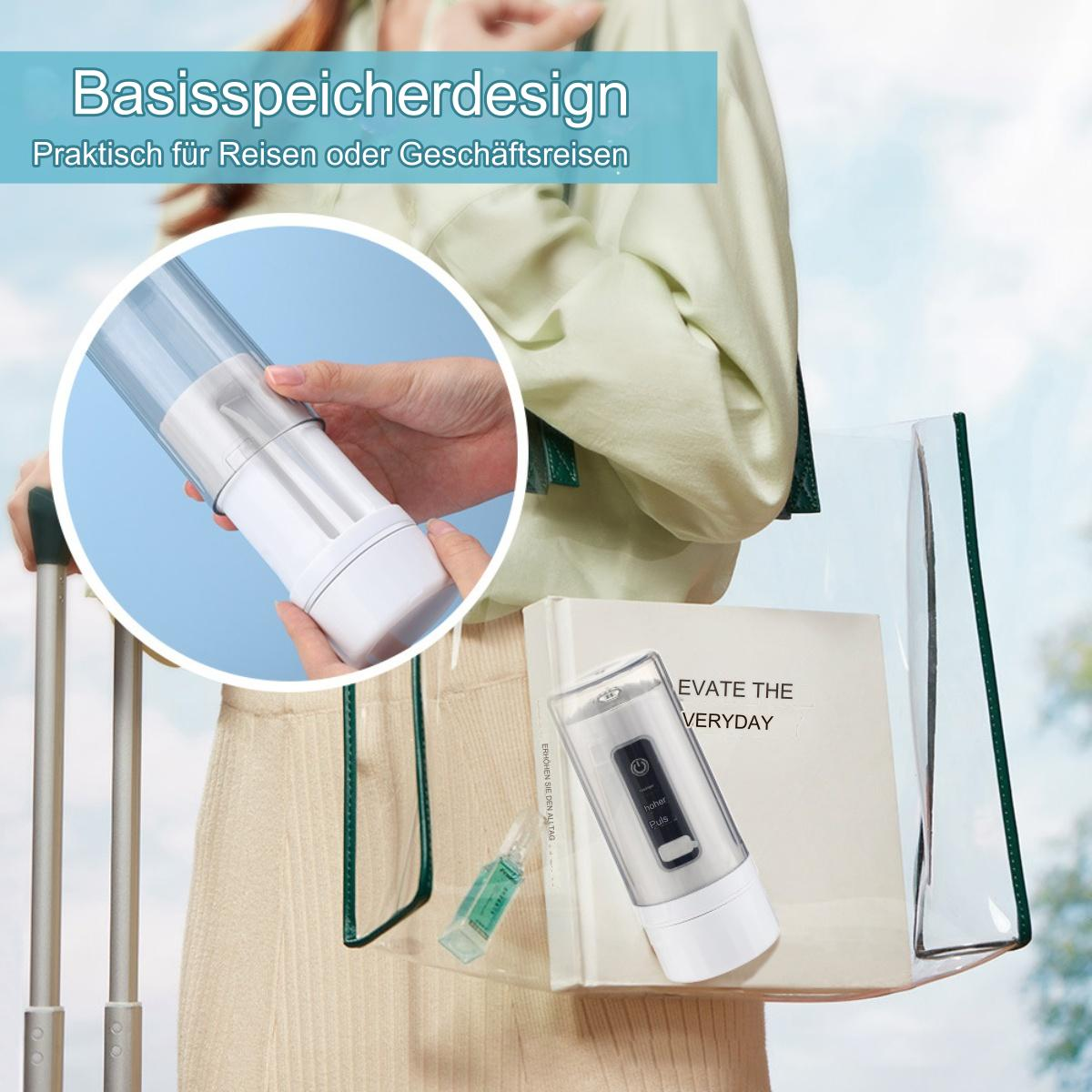 Eine Frau hält eine transparente Tasche mit einem weiß-blauen Behälter und einem weißen Buch darin.