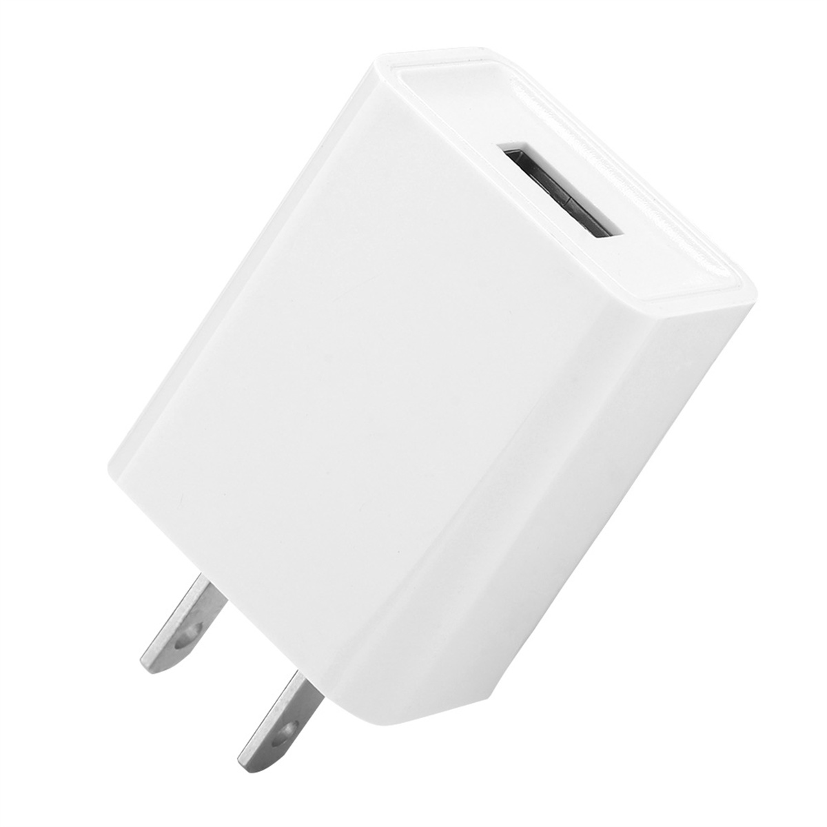 Weißes USB-Ladegerät mit USB-Anschluss. Zwei Metallstifte ragen aus dem Ladegerät heraus.