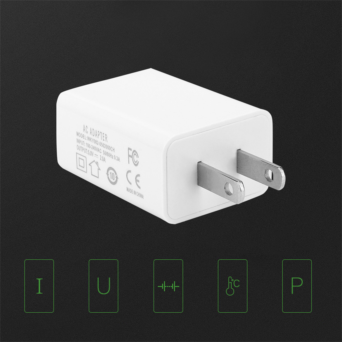 Weißes AC-Netzteil mit US-Stecker. Das Netzteil hat ein kompaktes Design mit Markennamen und Spezifikationen.